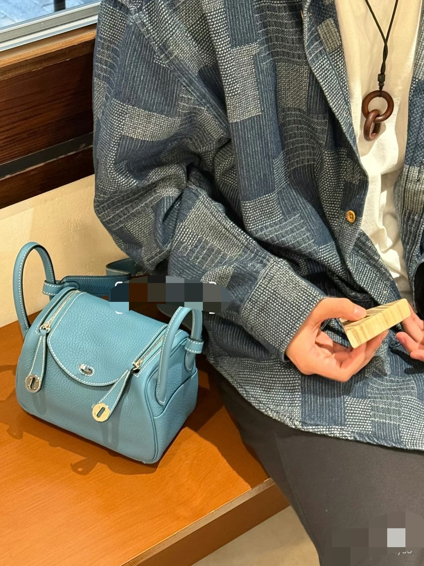 Hermès The colorful denim blue is so cute. The white line is really refreshing.