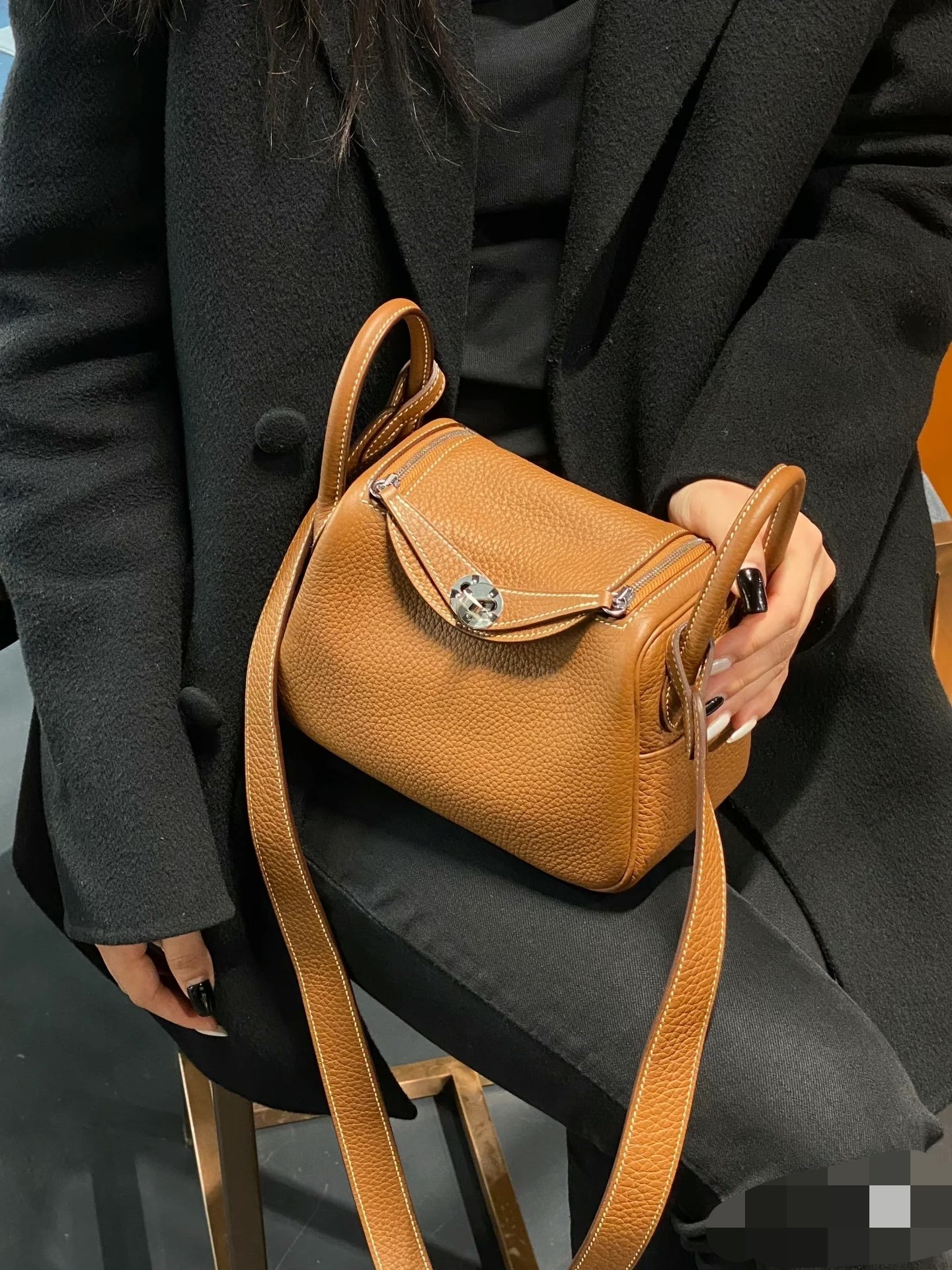 Hermès The shadow of the Arc de Triomphe is reflected diagonally on the bag