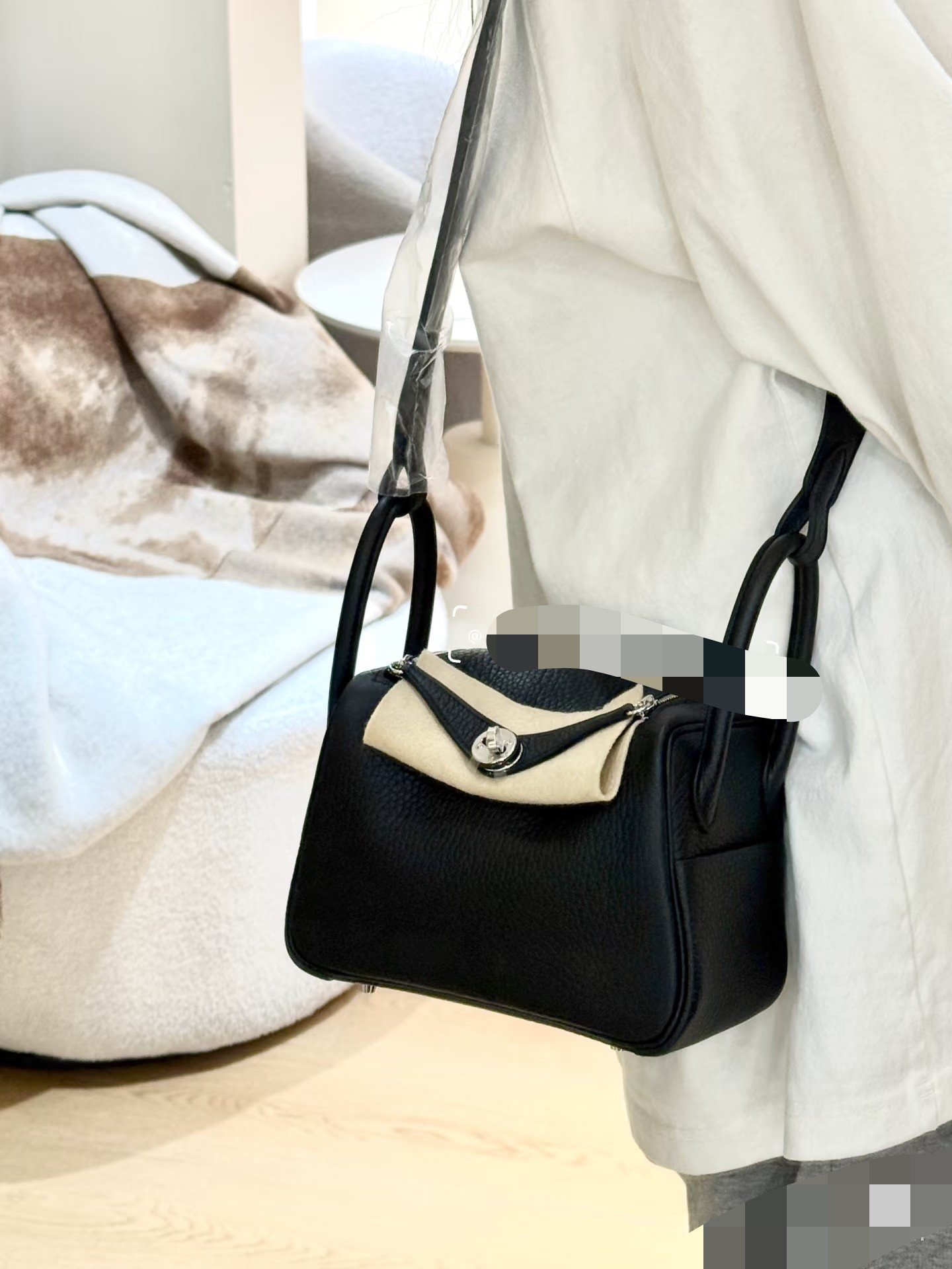 Hermès The shadow of the Arc de Triomphe is reflected diagonally on the bag