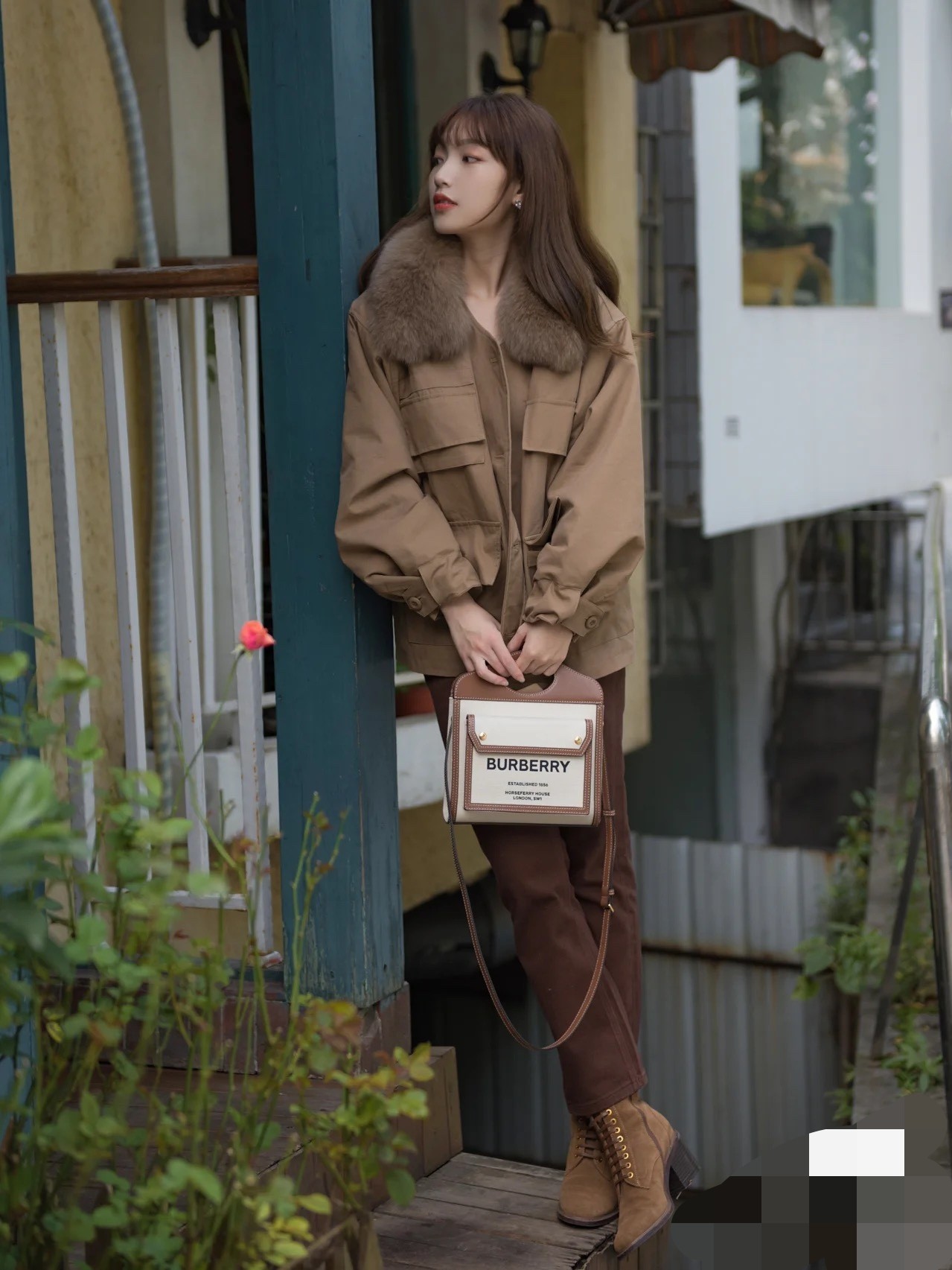 Burberry purchasing grade envelope style top is awesome and lightweight. Using two-color canvas and leather, this is a bag with great connotation