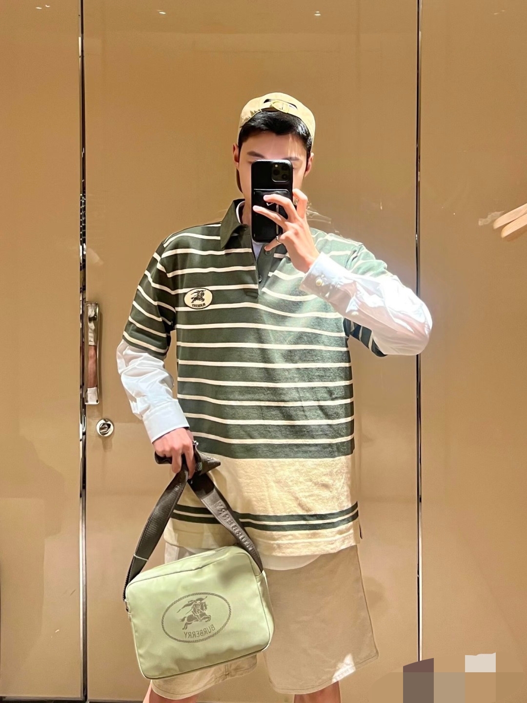 Classics last forever, who hasn’t owned this classic crossbody bag from Burberry! Classic plaid elements, with its own high-end filter, can be wo
