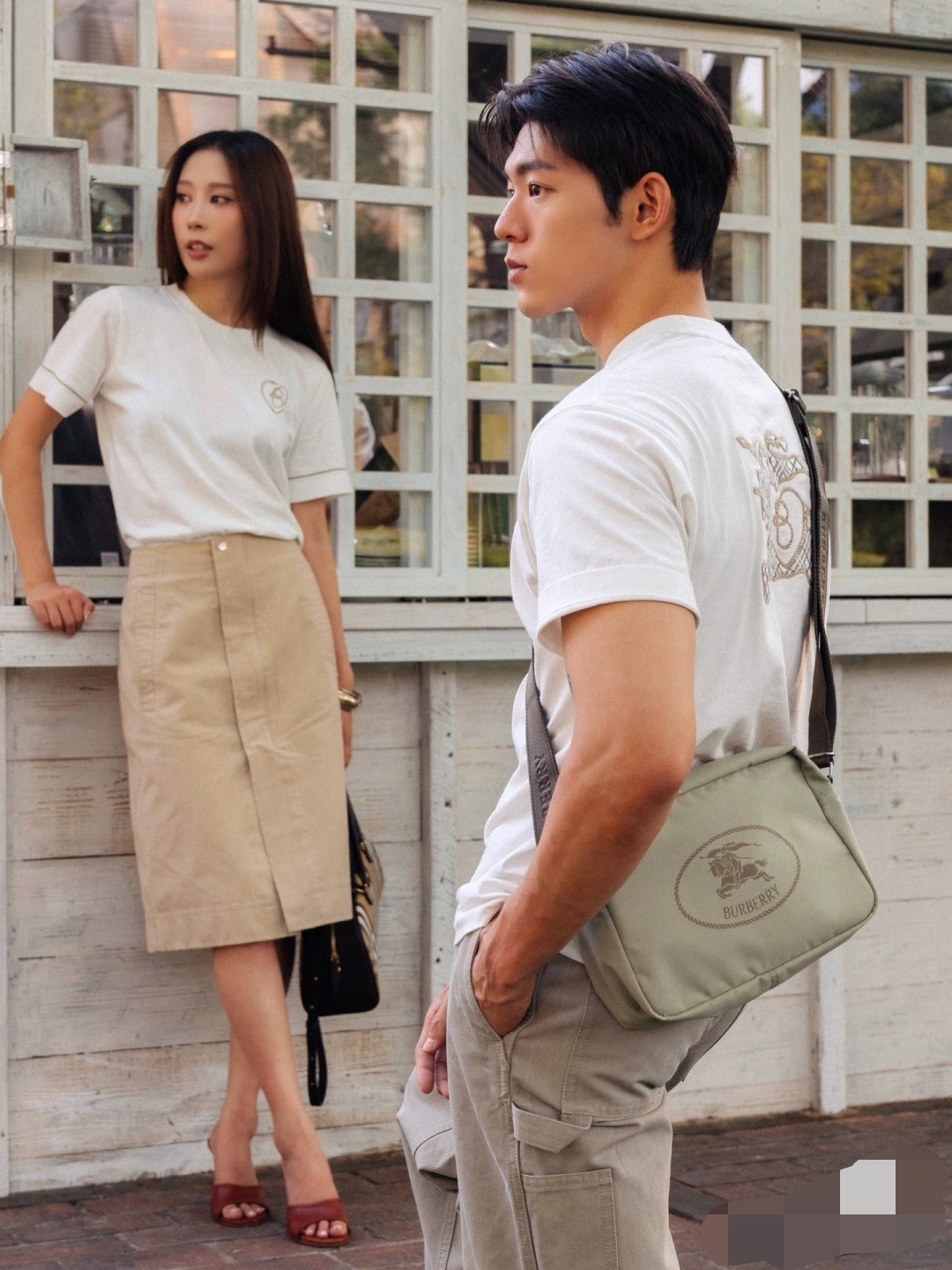 Classics last forever, who hasn’t owned this classic crossbody bag from Burberry! Classic plaid elements, with its own high-end filter, can be wo