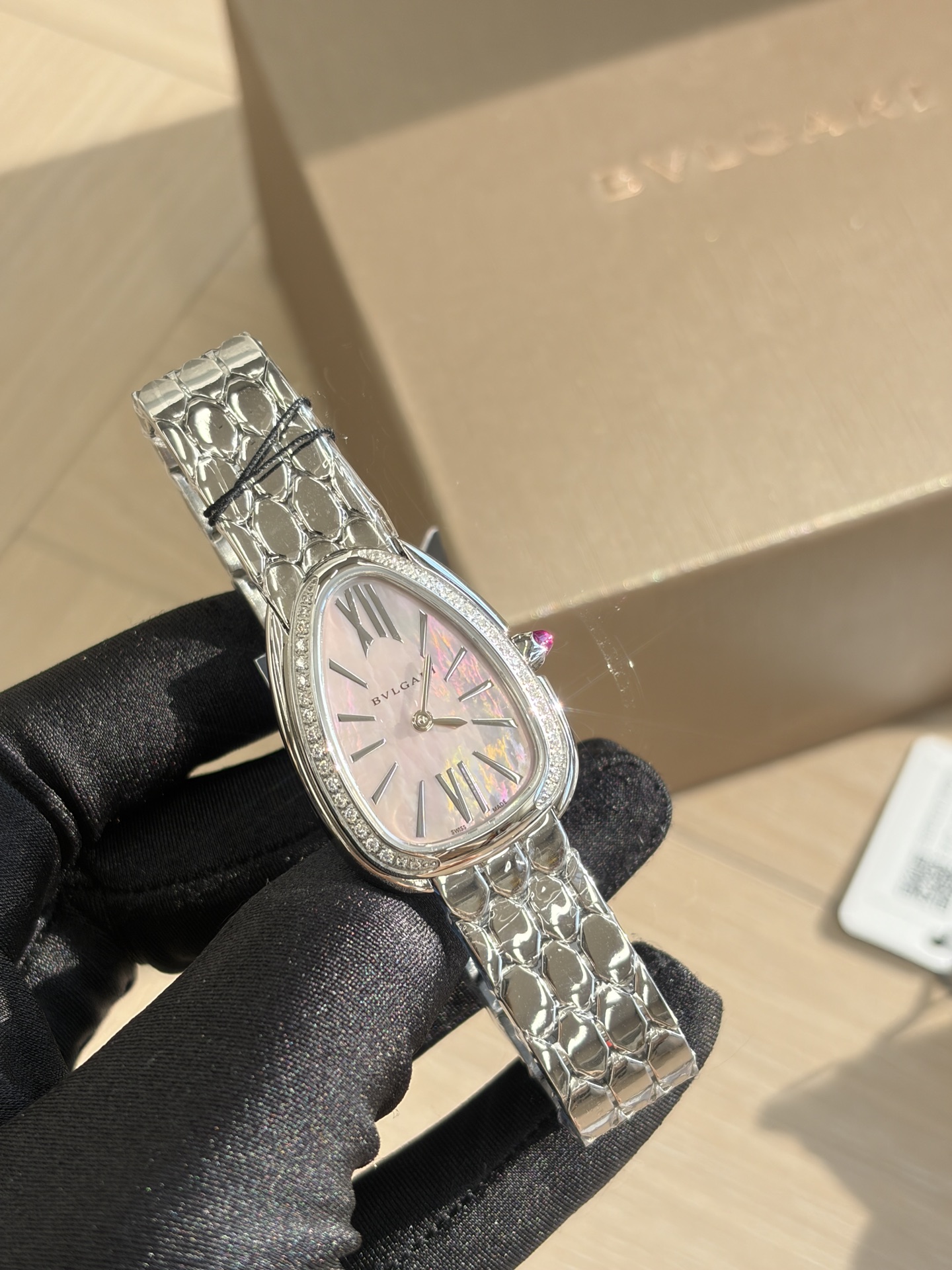 NO:858376,The drop-shaped watch head looks like diamonds rubbed into the metal under the light. The mother-of-pearl dial glows with a warm and soft light, and even the Roman scales exude a retro elegance. The moment you raise your wrist, the atmosphere of a 'rich daughter' is directly welded to your hand.19860909水滴状表头 光线下像把碎钻揉进了金属里,贝母表盘泛着暖调柔光,连罗马刻度都透着复古贵气 抬腕的瞬间,“富家千金”的氛围感直接焊在手上,,Watch