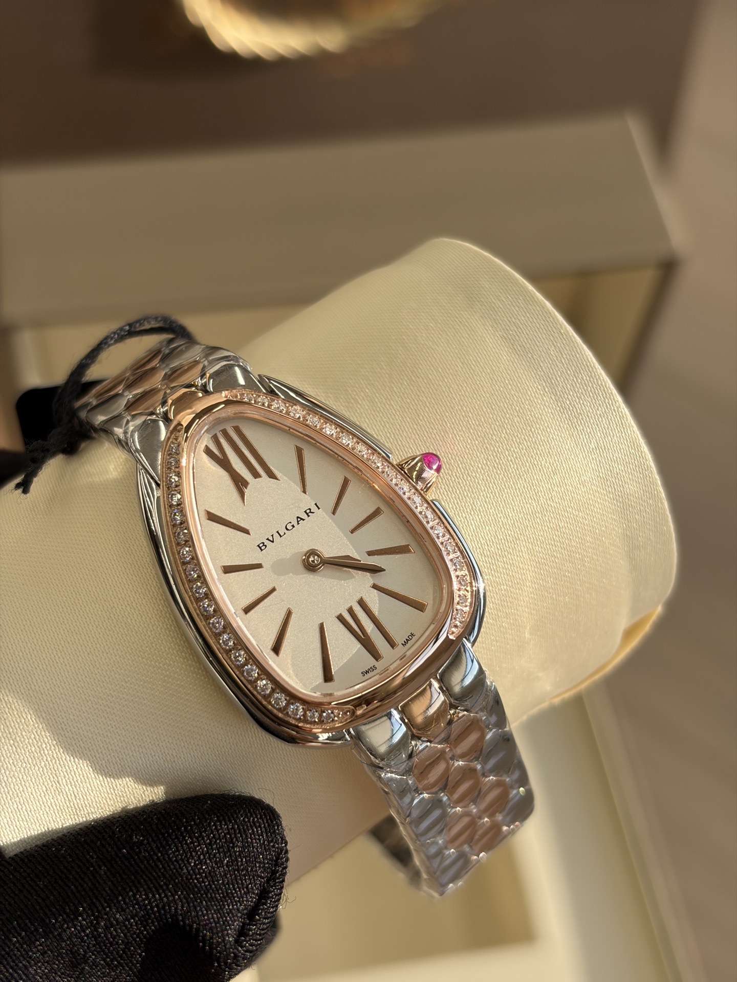 NO:858362,Definitely not a bad street style!  The unique snake-shaped design for timing jewelry and diamond watches and the bold use of colors. Bulgari really brings the Italian aesthetics and the beautiful blend of ancient Greek mythology to the extreme. It is really exquisite. The beautiful snake scales sparkle with moving light., bvlgari19860909绝对不是烂大街的款！为珠宝钻石腕表计时独特的蛇形设计大胆的用色宝格丽真的是将意大利美学,古希腊神话的绝美糅合发挥到了极致,真的很精致,美丽的蛇鳞闪烁动人光芒,,bvlgari,Watch