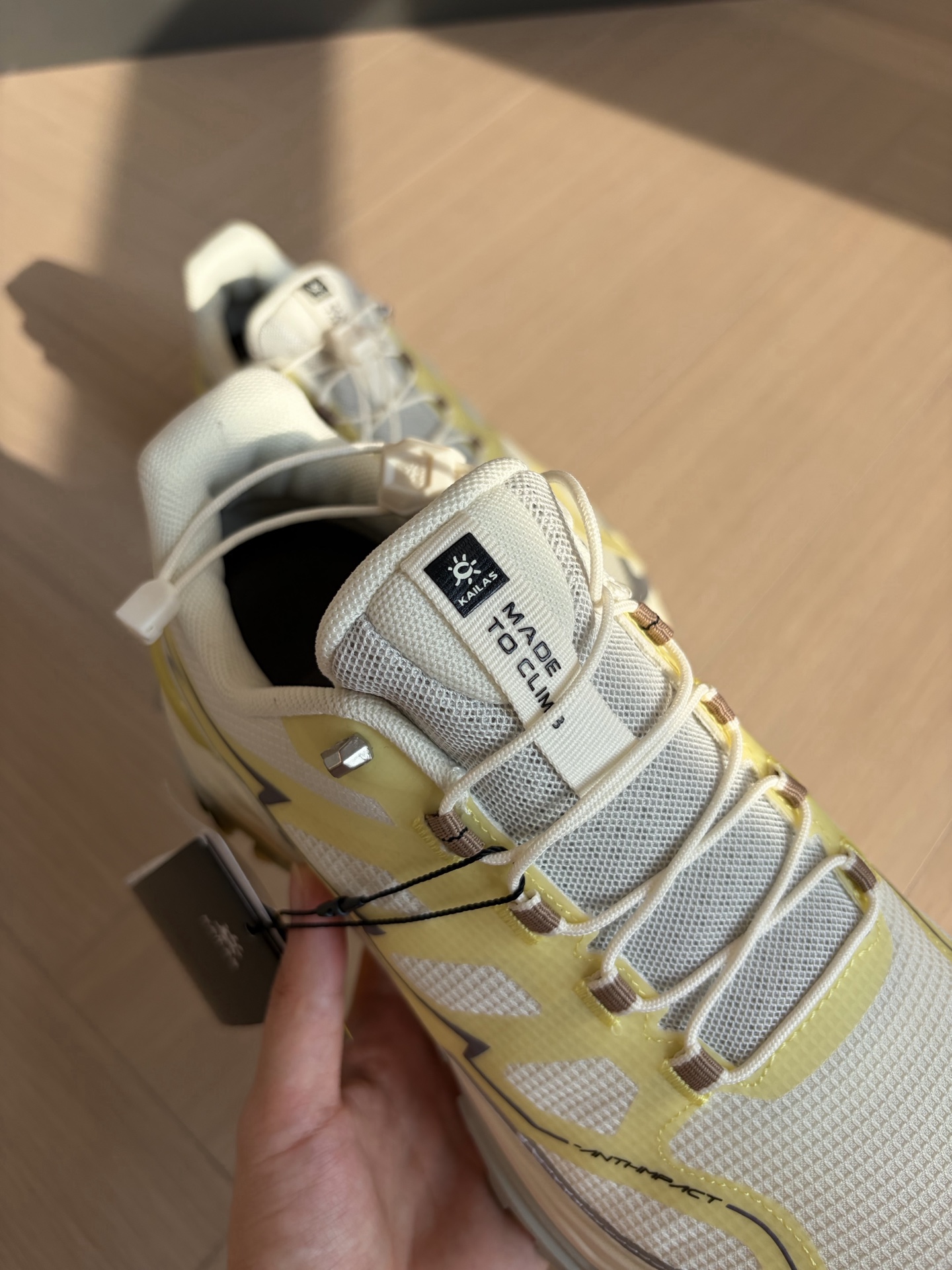 NO:889073,The original quick-pull lock shoelaces can be tightened with one click and can be put on and taken off in seconds. There is no need to tie them repeatedly when outdoors. The tightness of the instep can be adjusted freely. The inner details of the insole,19860909原厂快速抽拉锁扣鞋带,一键收紧、秒穿脱,户外不用反复系绑,脚背松紧自由调节. 鞋垫内里细节,,Men's shoes
