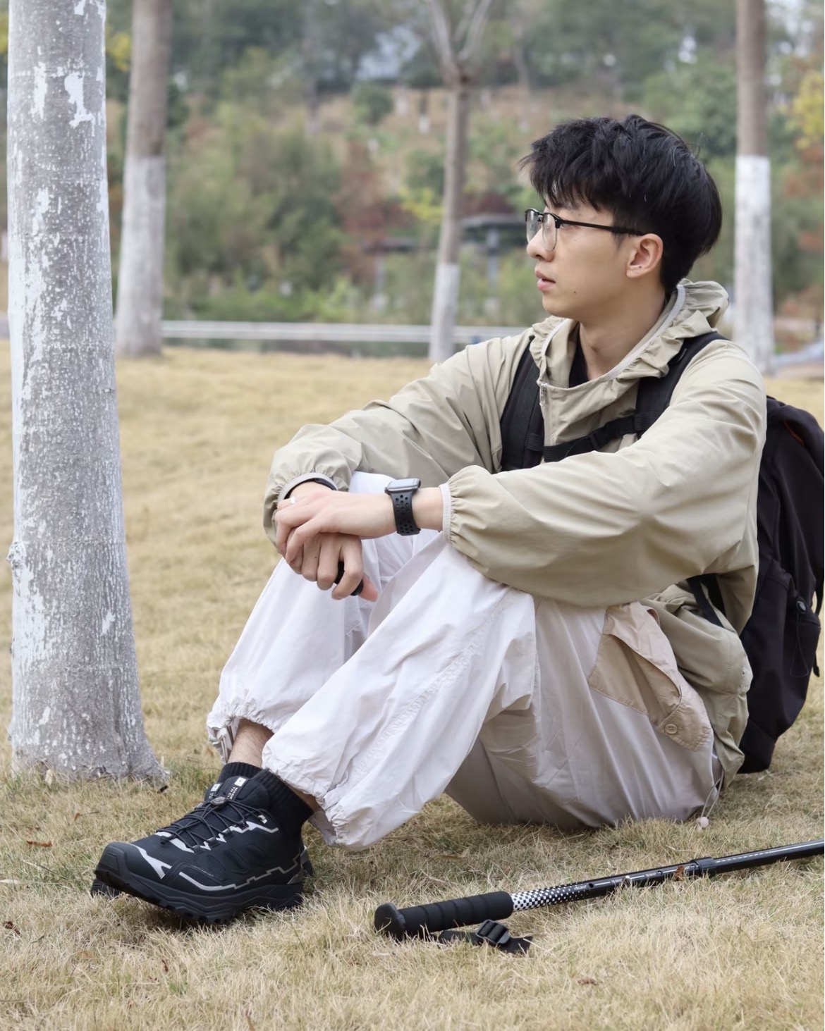 NO:889086,The upper foot feels relatively light, with moderate cushioning but not too soft, which is very important for a pair of outdoor hiking shoes. The Vibram rubber outsole and deep tooth patterns also provide good grip.19860909上脚感受还是比较轻盈的,缓震适中不会太软,这对于一双户外徒步鞋来说非常重要.Vibram橡胶大底和深邃的齿纹,抓地也很不错.,,Men's shoes