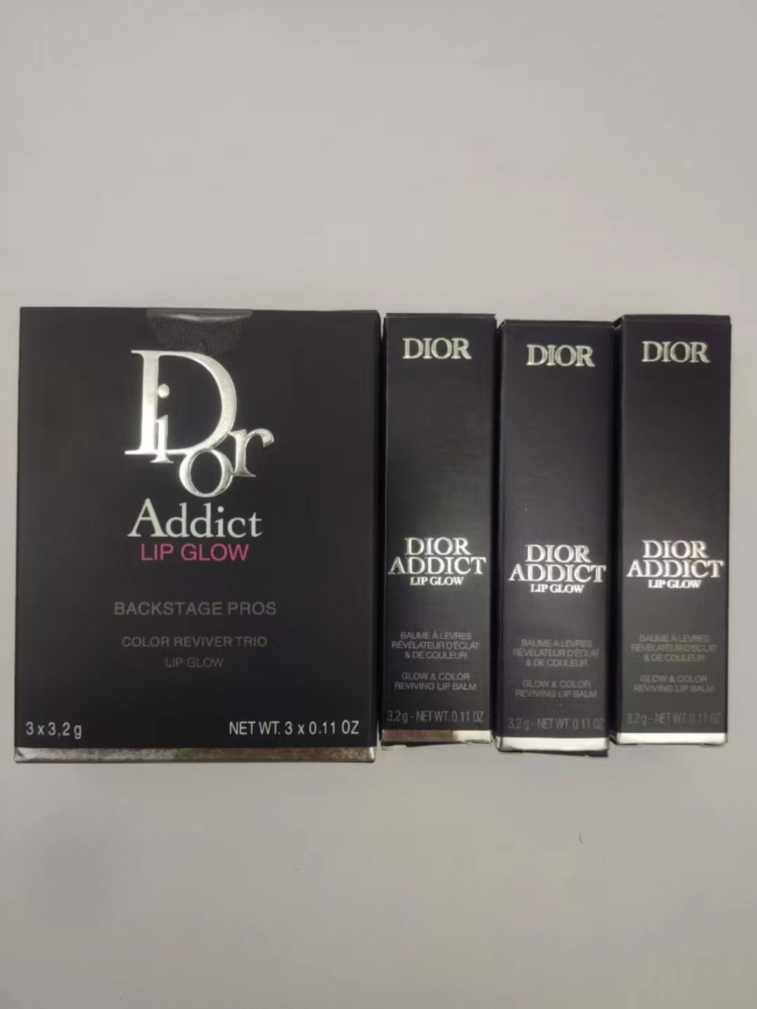 65! (Set de tres bálsamos labiales Dior Addict Lip Glow versión 24) 🔜 3.2 g × 3. Tonos: 001#, 004#, 012#.