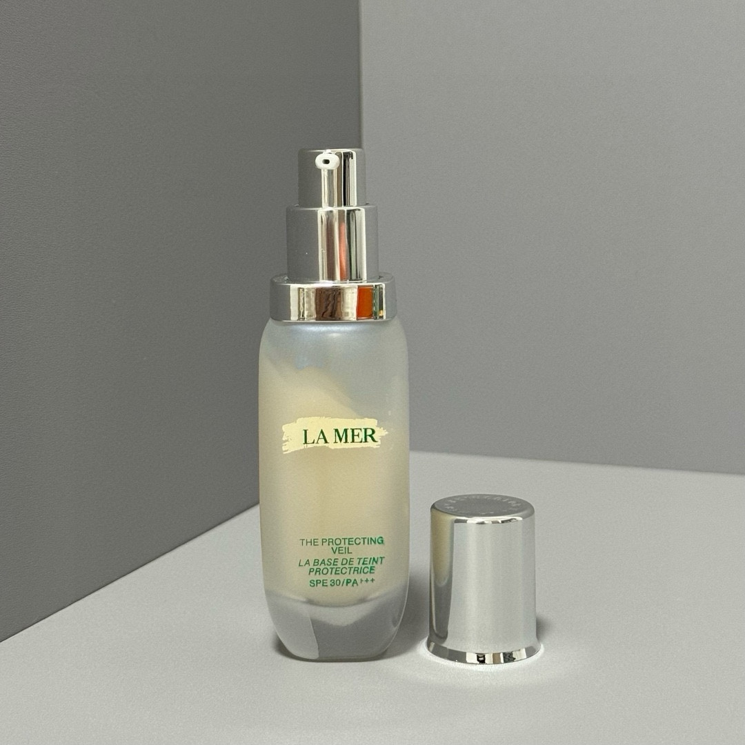 专柜品质/50💰包邮
海蓝之谜全新妆前乳绿盒30ml🔜La mer 新品妆前乳，这款轻盈透气的妆前乳与肌肤完美贴合，实现由内而外闪耀的薄透效果。 它能瞬间遮盖毛孔和暗沉等肌肤问题，同时感觉如裸妆般轻盈。其核心成分 Miracle Broth™ 可令肌肤重现年轻活力，并抵御未来明显的衰老迹象。可让妆容一整天都保持清新。具有SPF30 PA+++的紫外线防护功能。它不仅可以用作妆前，还可以用作粉底。