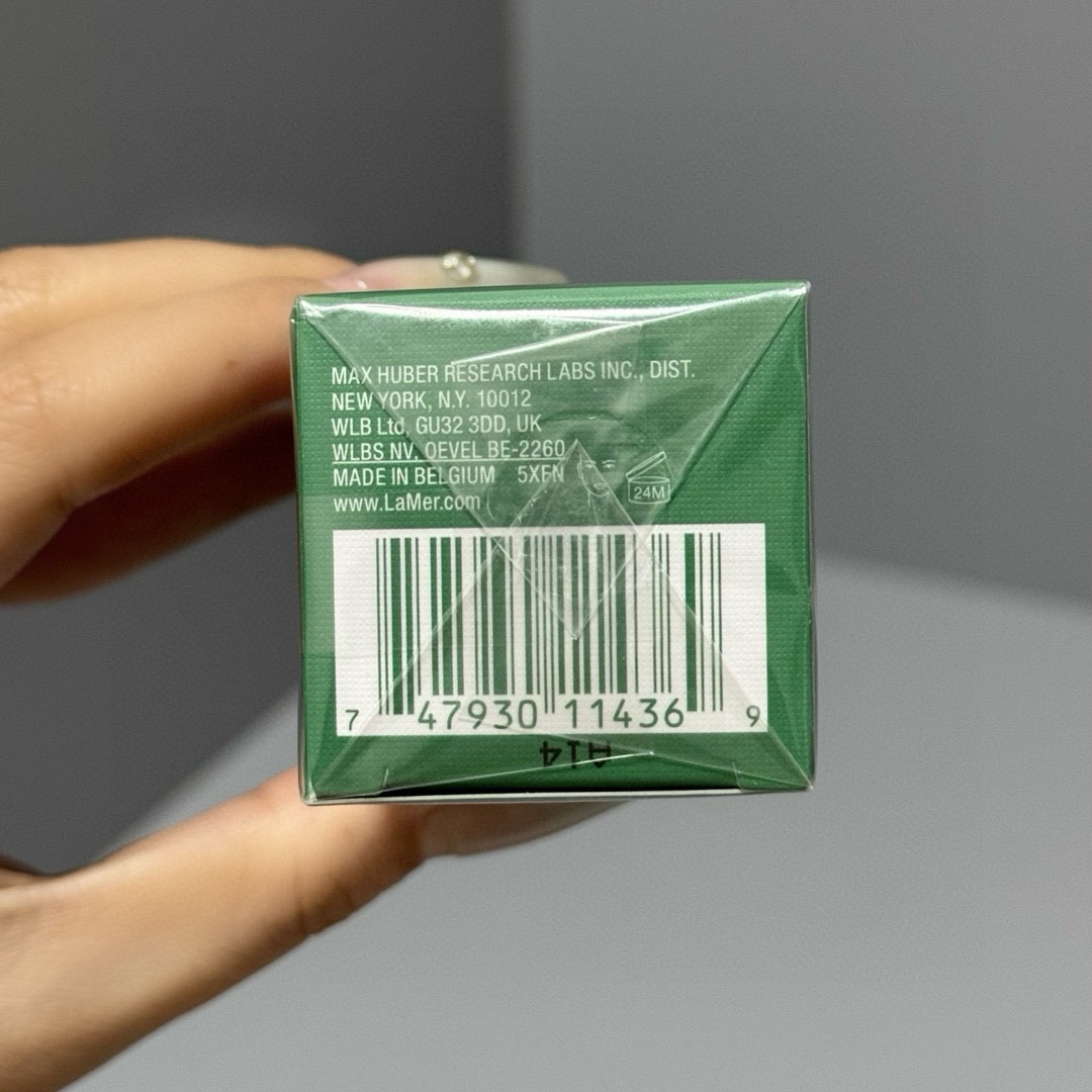专柜品质/50💰包邮
海蓝之谜全新妆前乳绿盒30ml🔜La mer 新品妆前乳，这款轻盈透气的妆前乳与肌肤完美贴合，实现由内而外闪耀的薄透效果。 它能瞬间遮盖毛孔和暗沉等肌肤问题，同时感觉如裸妆般轻盈。其核心成分 Miracle Broth™ 可令肌肤重现年轻活力，并抵御未来明显的衰老迹象。可让妆容一整天都保持清新。具有SPF30 PA+++的紫外线防护功能。它不仅可以用作妆前，还可以用作粉底。