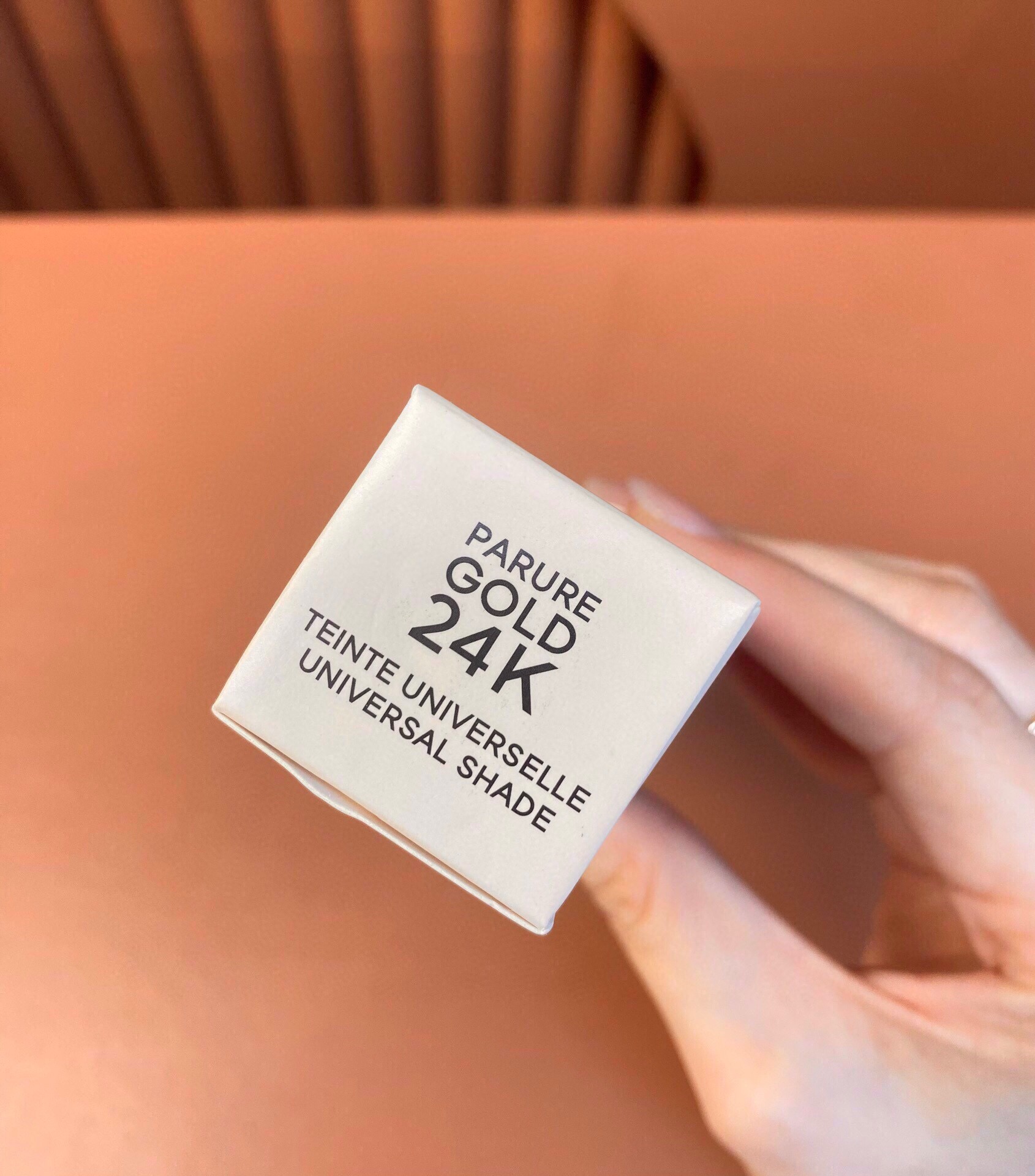 专柜品质/60💰包邮
娇兰金钻24k妆前乳35ml！内含：35ml。新版娇兰24K金箔妆前乳35ml，质地轻薄，柔软，隐形毛孔，有效提亮肌肤，超强抗氧化，底妆更服帖滋润，不再怕干燥起皮、卡粉。