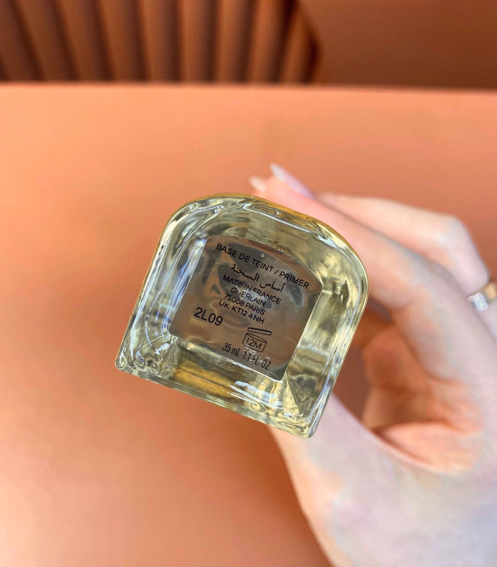 专柜品质/60💰包邮
娇兰金钻24k妆前乳35ml！内含：35ml。新版娇兰24K金箔妆前乳35ml，质地轻薄，柔软，隐形毛孔，有效提亮肌肤，超强抗氧化，底妆更服帖滋润，不再怕干燥起皮、卡粉。