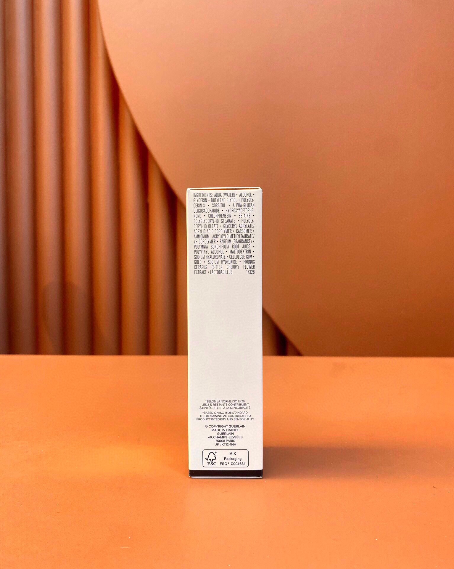 专柜品质/60💰包邮
娇兰金钻24k妆前乳35ml！内含：35ml。新版娇兰24K金箔妆前乳35ml，质地轻薄，柔软，隐形毛孔，有效提亮肌肤，超强抗氧化，底妆更服帖滋润，不再怕干燥起皮、卡粉。