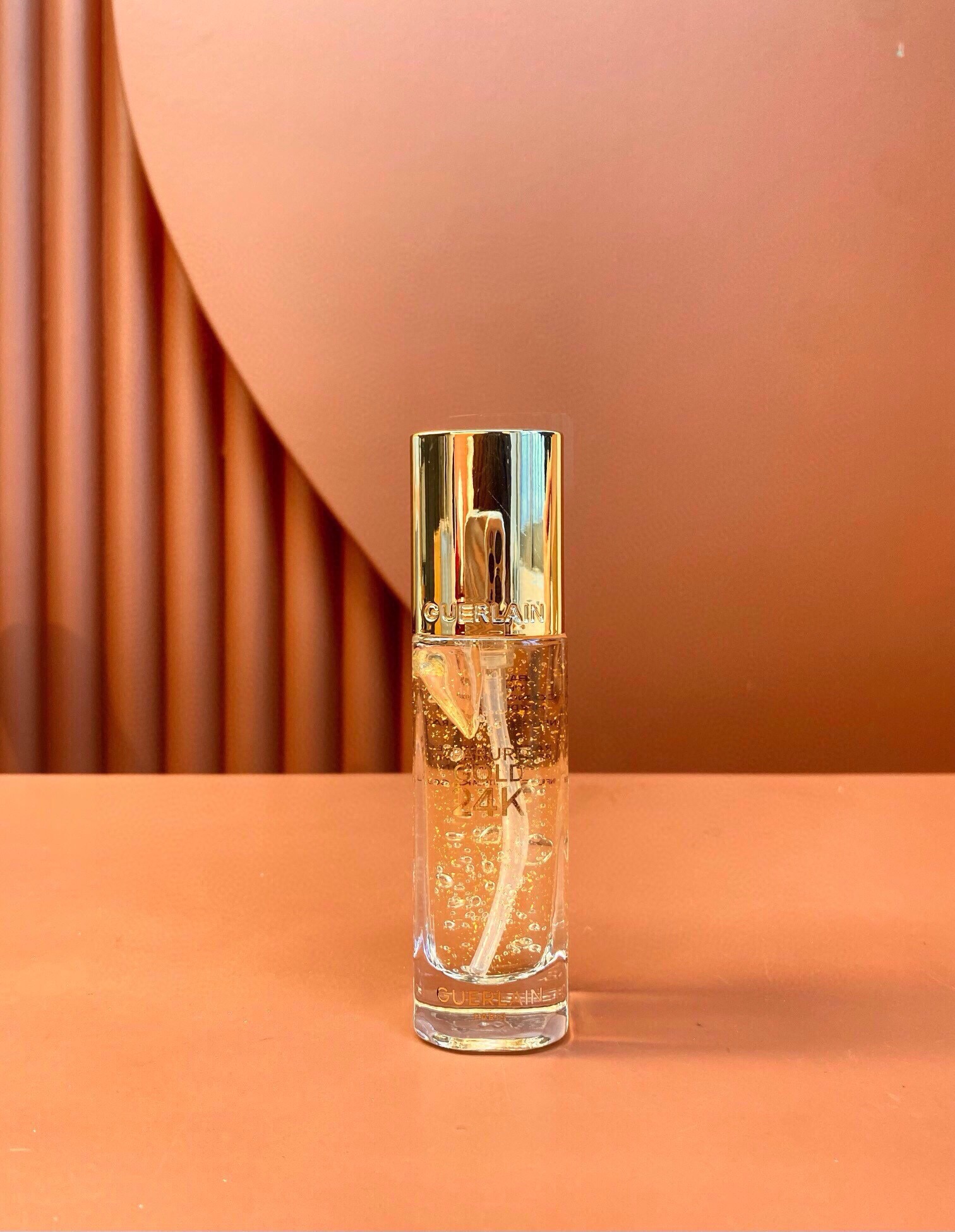 专柜品质/60💰包邮
娇兰金钻24k妆前乳35ml！内含：35ml。新版娇兰24K金箔妆前乳35ml，质地轻薄，柔软，隐形毛孔，有效提亮肌肤，超强抗氧化，底妆更服帖滋润，不再怕干燥起皮、卡粉。