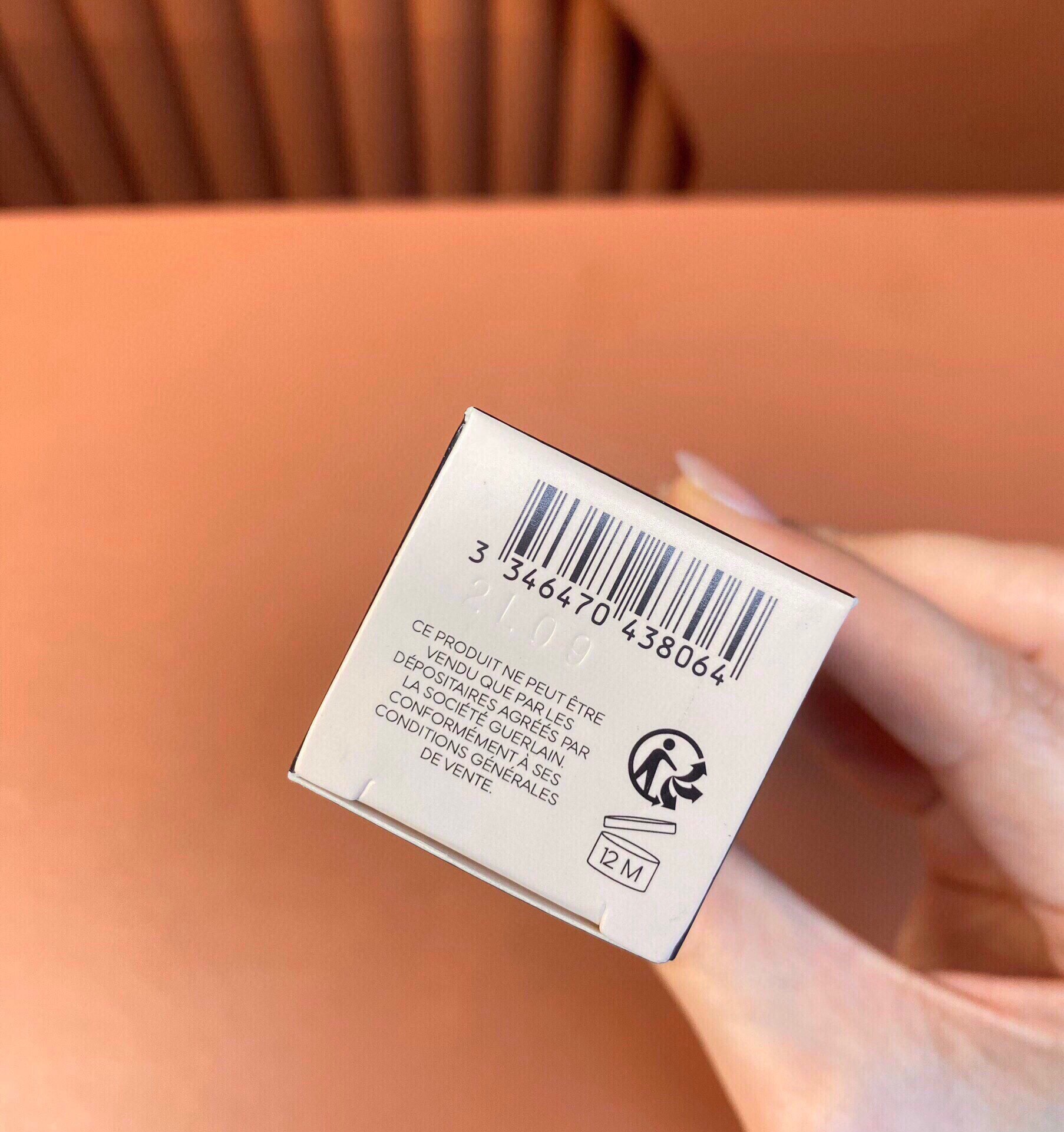 专柜品质/60💰包邮
娇兰金钻24k妆前乳35ml！内含：35ml。新版娇兰24K金箔妆前乳35ml，质地轻薄，柔软，隐形毛孔，有效提亮肌肤，超强抗氧化，底妆更服帖滋润，不再怕干燥起皮、卡粉。