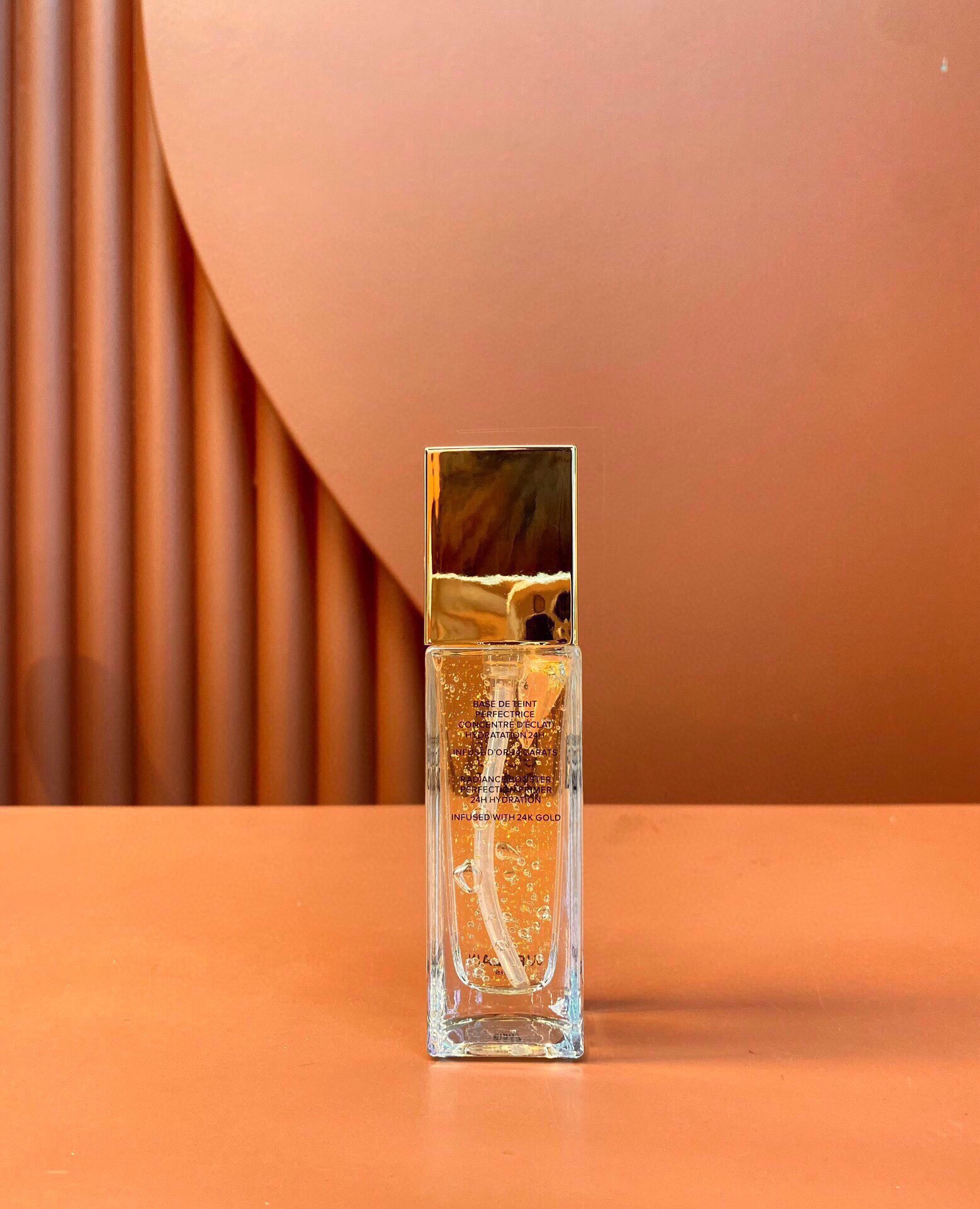专柜品质/60💰包邮
娇兰金钻24k妆前乳35ml！内含：35ml。新版娇兰24K金箔妆前乳35ml，质地轻薄，柔软，隐形毛孔，有效提亮肌肤，超强抗氧化，底妆更服帖滋润，不再怕干燥起皮、卡粉。