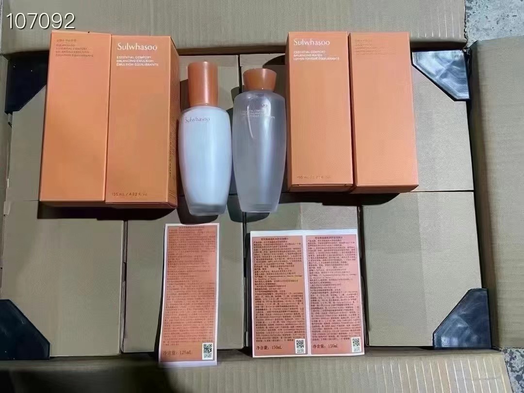通✨110包
普✨50包
（新包装雪花秀肌本水/乳）🔜单支价✔雪花秀滋阴水150ml✔雪花秀滋阴乳125ml✔Sulwhasoo雪花秀 滋阴水乳 单品🌸滋阴水❄️立刻感觉得到保湿效果的柔和爽肤水，为肌肤深层补充水分，强化肌肤屏障，防止水分流失。🌸滋阴乳❄️能够改善肤质，蕴含的丰富水分与营养令肌肤柔软嫩滑，用后迅速渗透，绝不留下粘腻感！