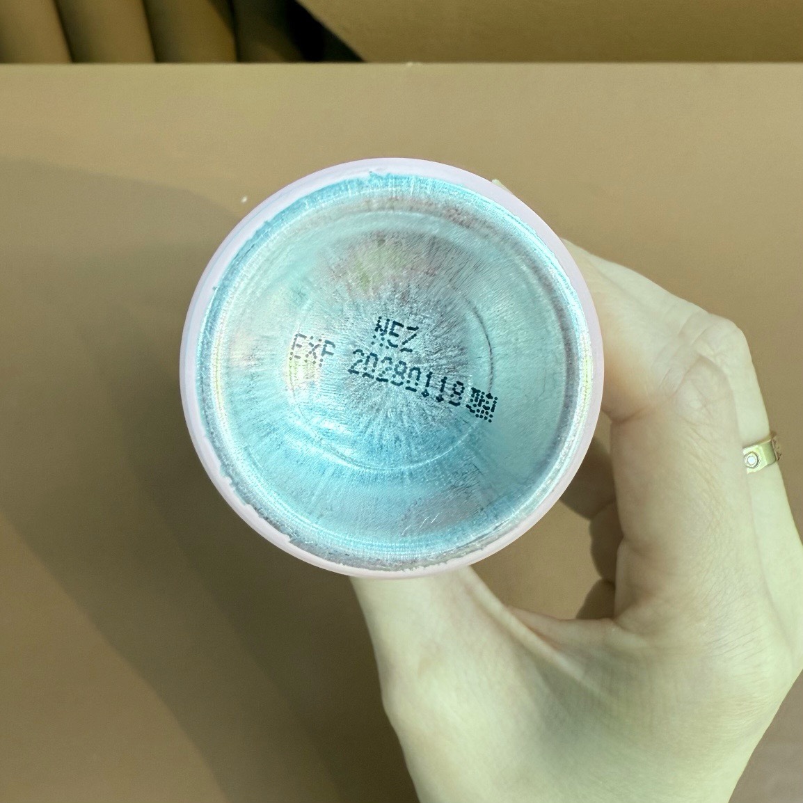 ✨ 40包
FIXX定妆喷雾120ml！上脸不会有粘腻感成膜后能防蹭喷出来真的像水雾一样，喷雾巨细，很舒适持妆力又强，光是这个使用感就让人想回购。能为底妆增加好看的光泽感+降低粉感～😍
