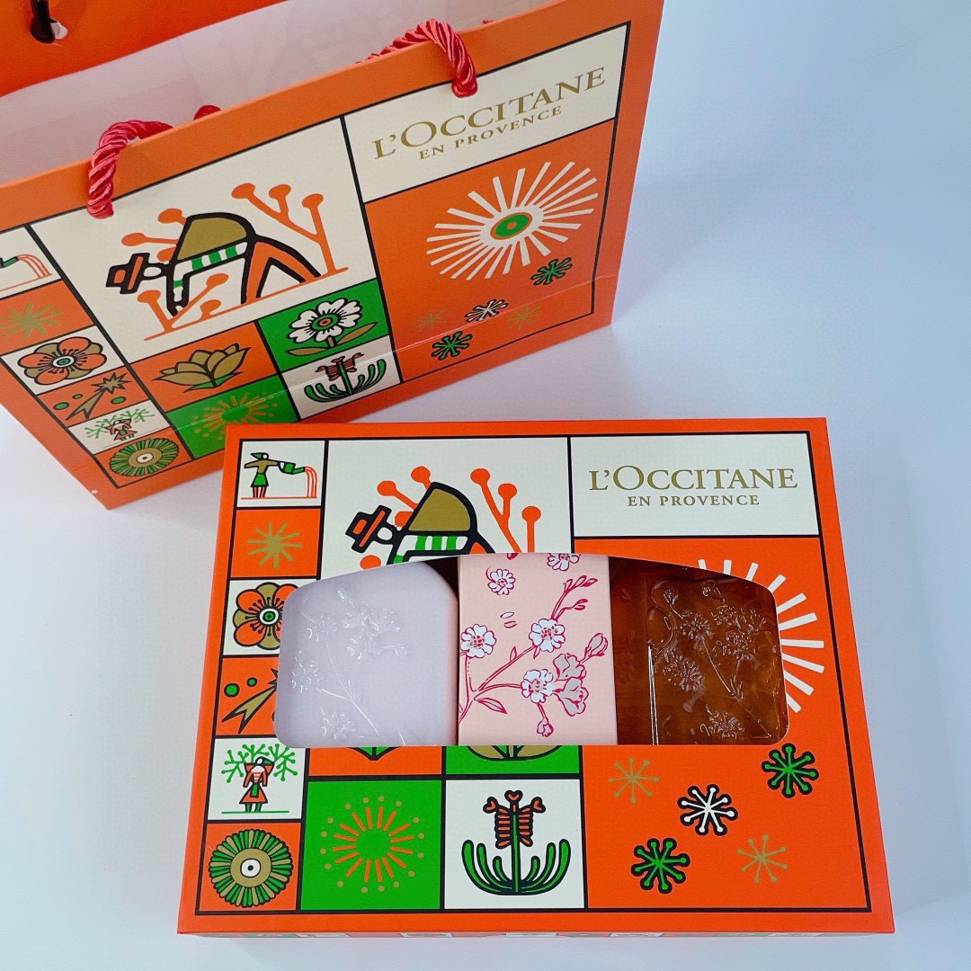 Set de tres piezas de cerezo L'Occitane versión 23. Incluye: Loción corporal 250ml, Gel de ducha 250ml, Crema de manos …
