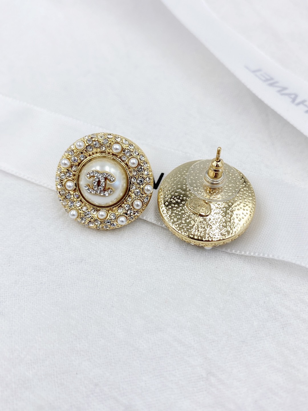 Chanel最新款圆珍珠耳钉一致官网黄铜材质
