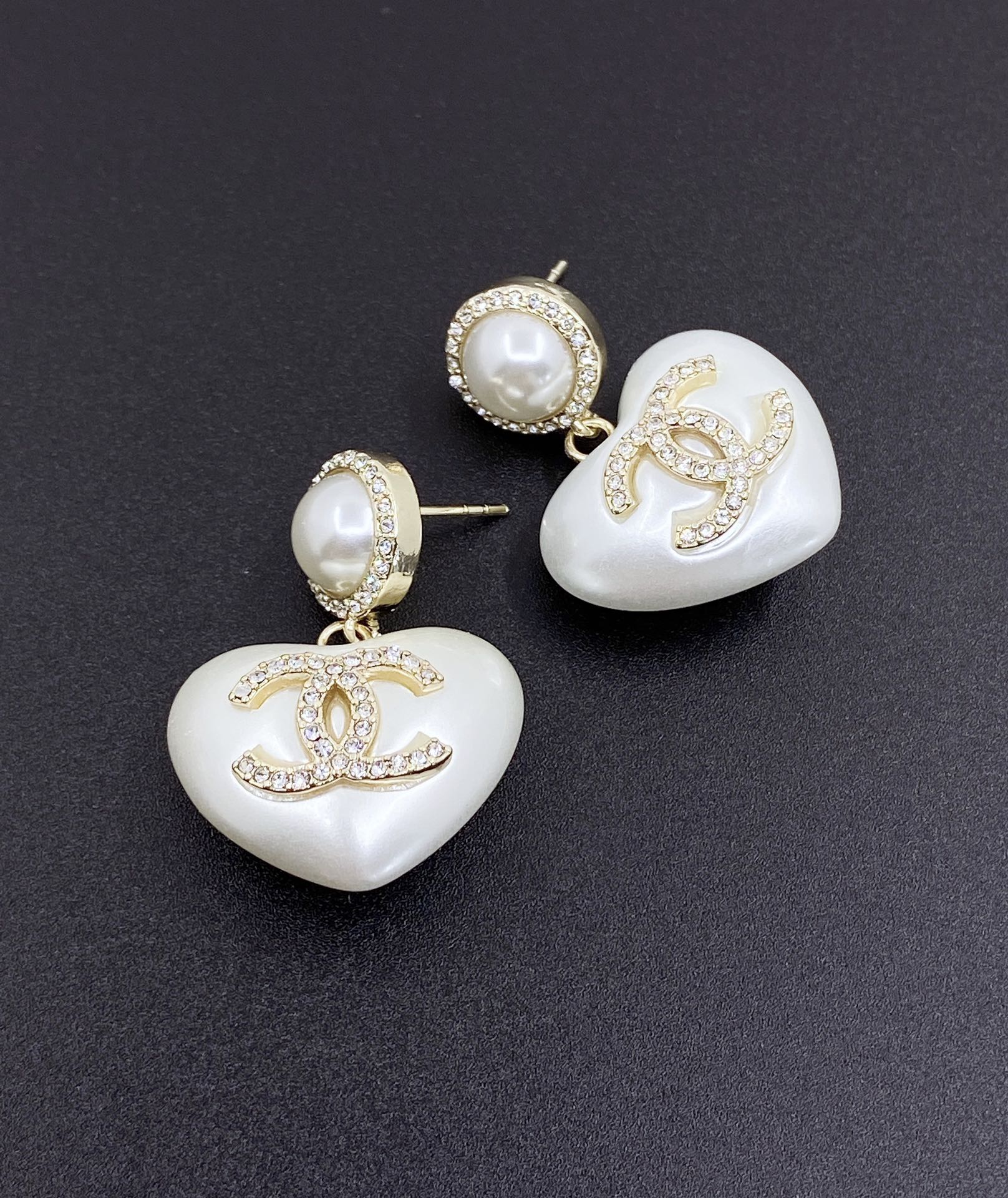 NO:107321,Ch*nel new white love pearl earrings uniform zp brass material, jewelry boutique, earrings19860909Ch*nel 新款白色爱心珍珠耳环 一致zp黄铜材质,饰品精品,earrings,Jewelry