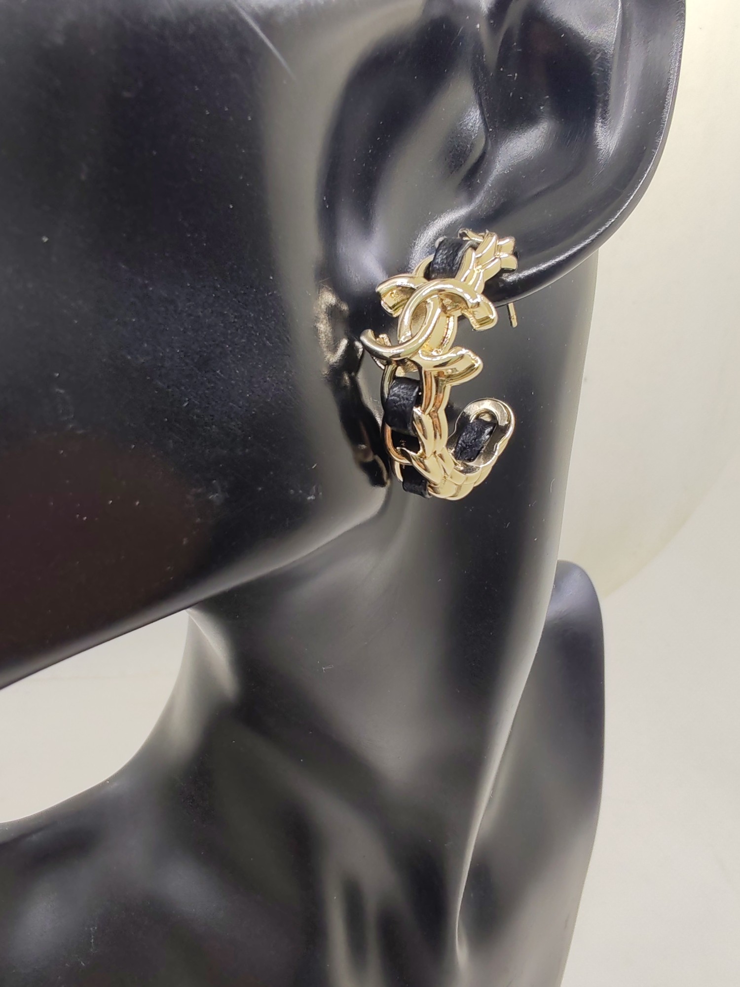 NO:111661,, [ch*nel latest black leather cc ear hook] consistent ZP brass material, jewelry quality19860909、【ch*nel 最新款黑皮cc耳钩】一致ZP黄铜材质,饰品精品,Jewelry