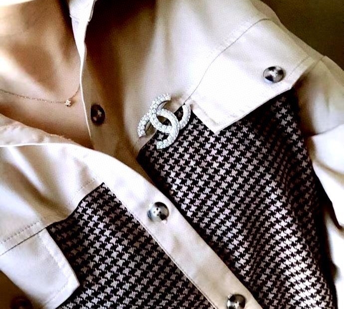  CHANEL 升级版小香边钻边珠双c胸针，高端品质，专柜同材质，真正黄铜