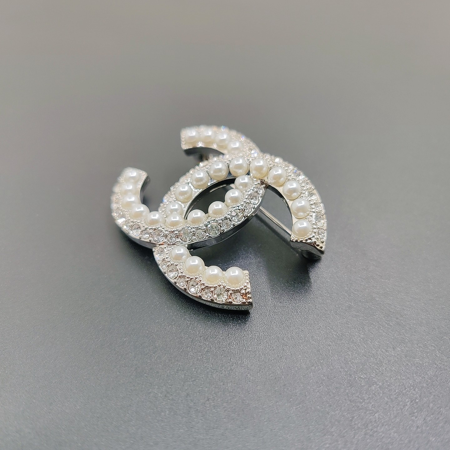  CHANEL 升级版小香边钻边珠双c胸针，高端品质，专柜同材质，真正黄铜