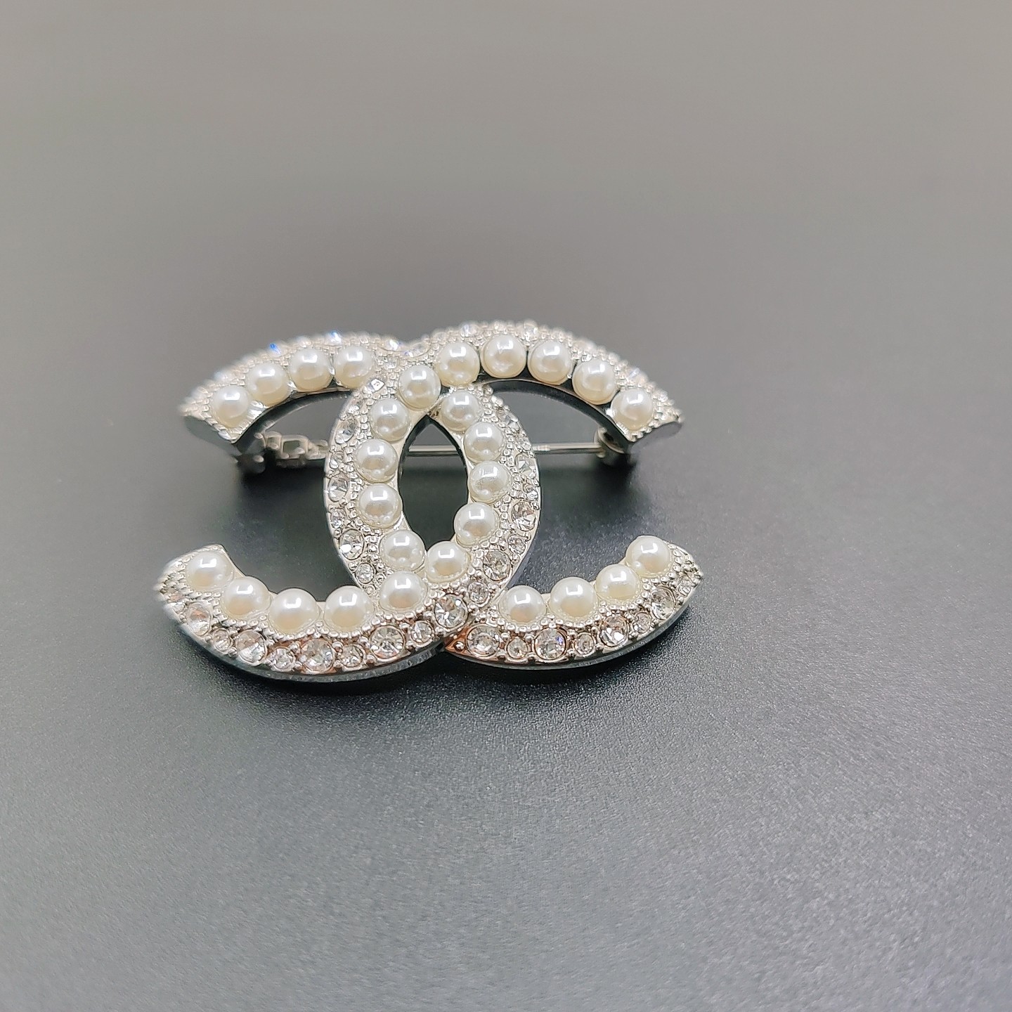  CHANEL 升级版小香边钻边珠双c胸针，高端品质，专柜同材质，真正黄铜