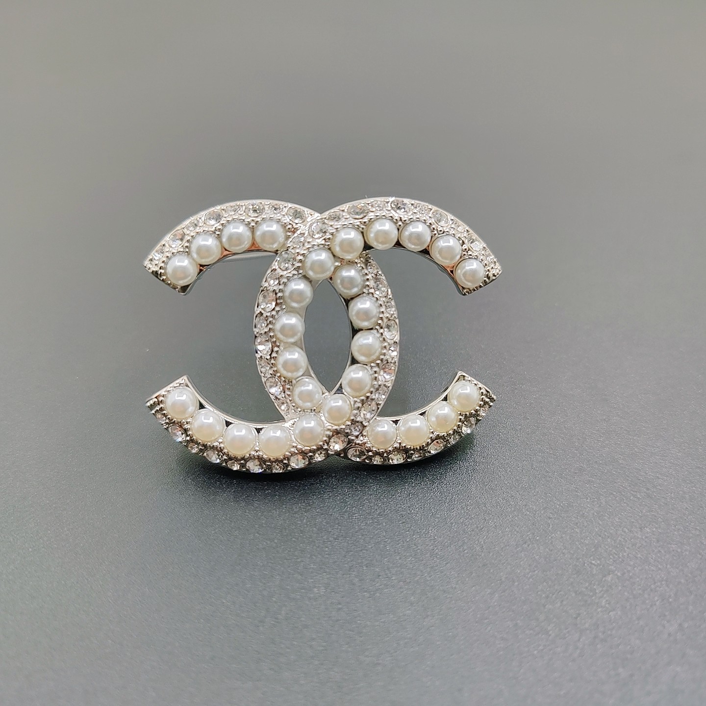  CHANEL 升级版小香边钻边珠双c胸针，高端品质，专柜同材质，真正黄铜