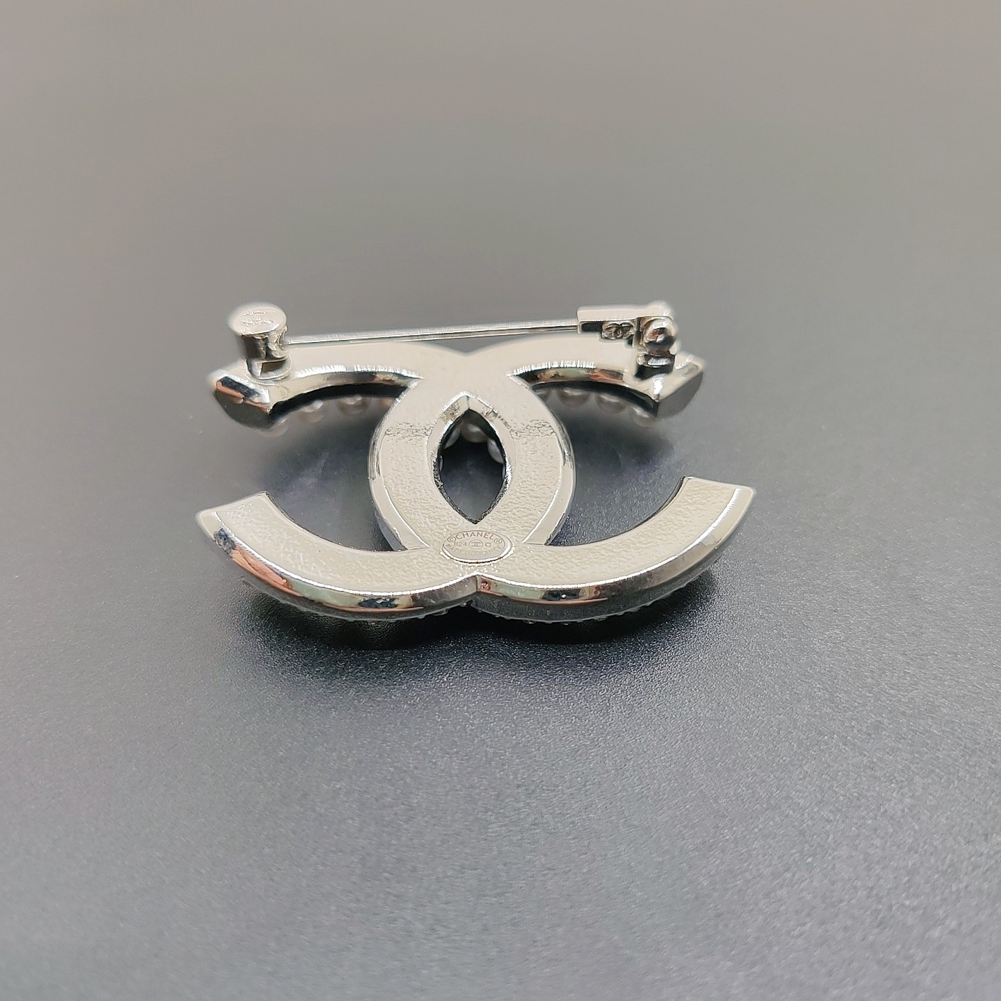  CHANEL 升级版小香边钻边珠双c胸针，高端品质，专柜同材质，真正黄铜