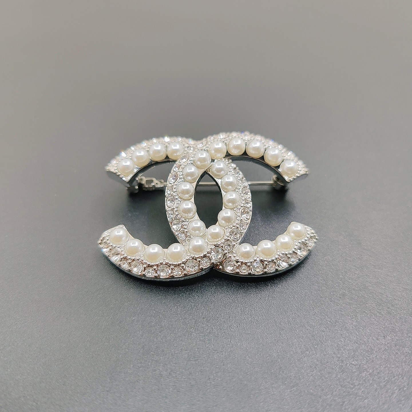  CHANEL 升级版小香边钻边珠双c胸针，高端品质，专柜同材质，真正黄铜