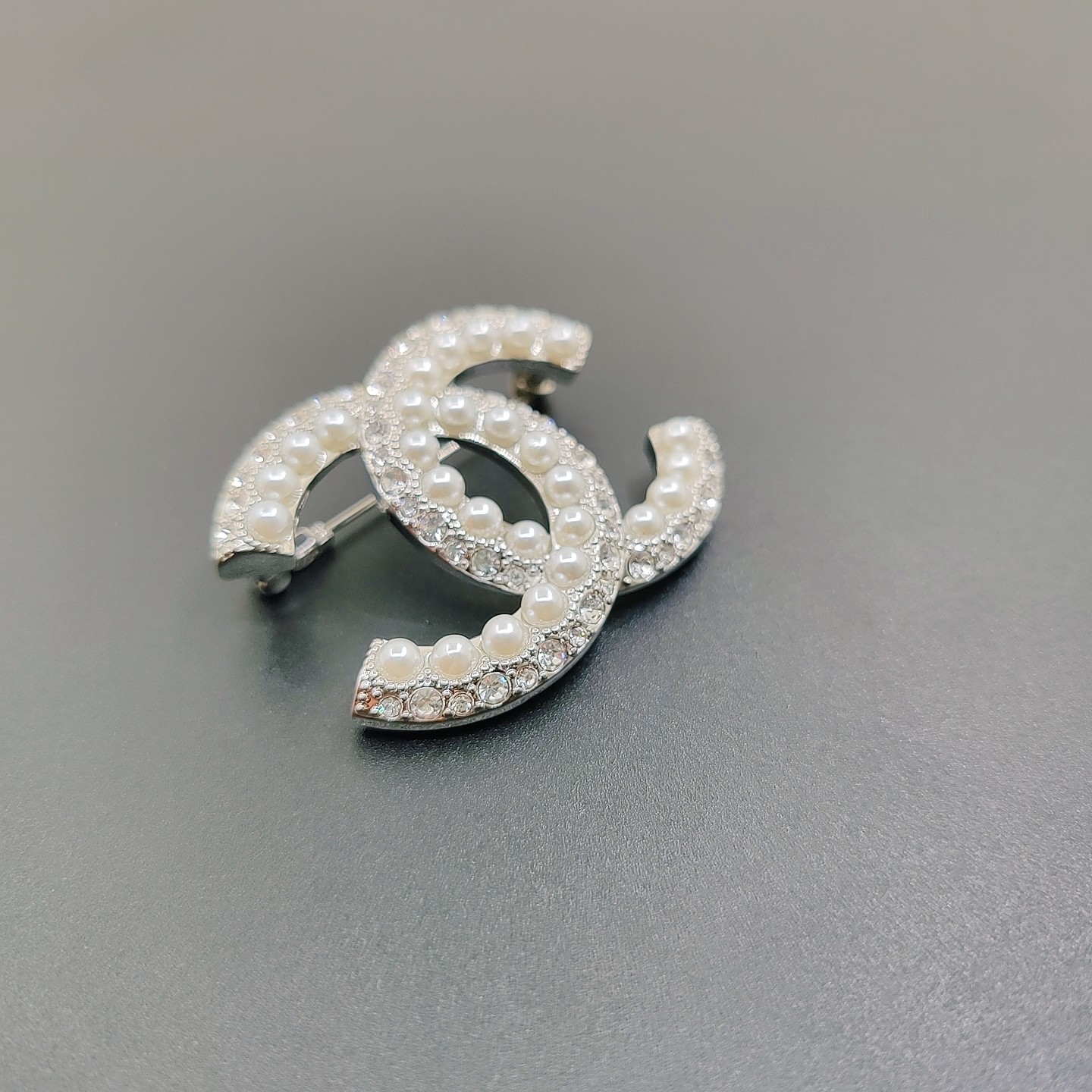  CHANEL 升级版小香边钻边珠双c胸针，高端品质，专柜同材质，真正黄铜