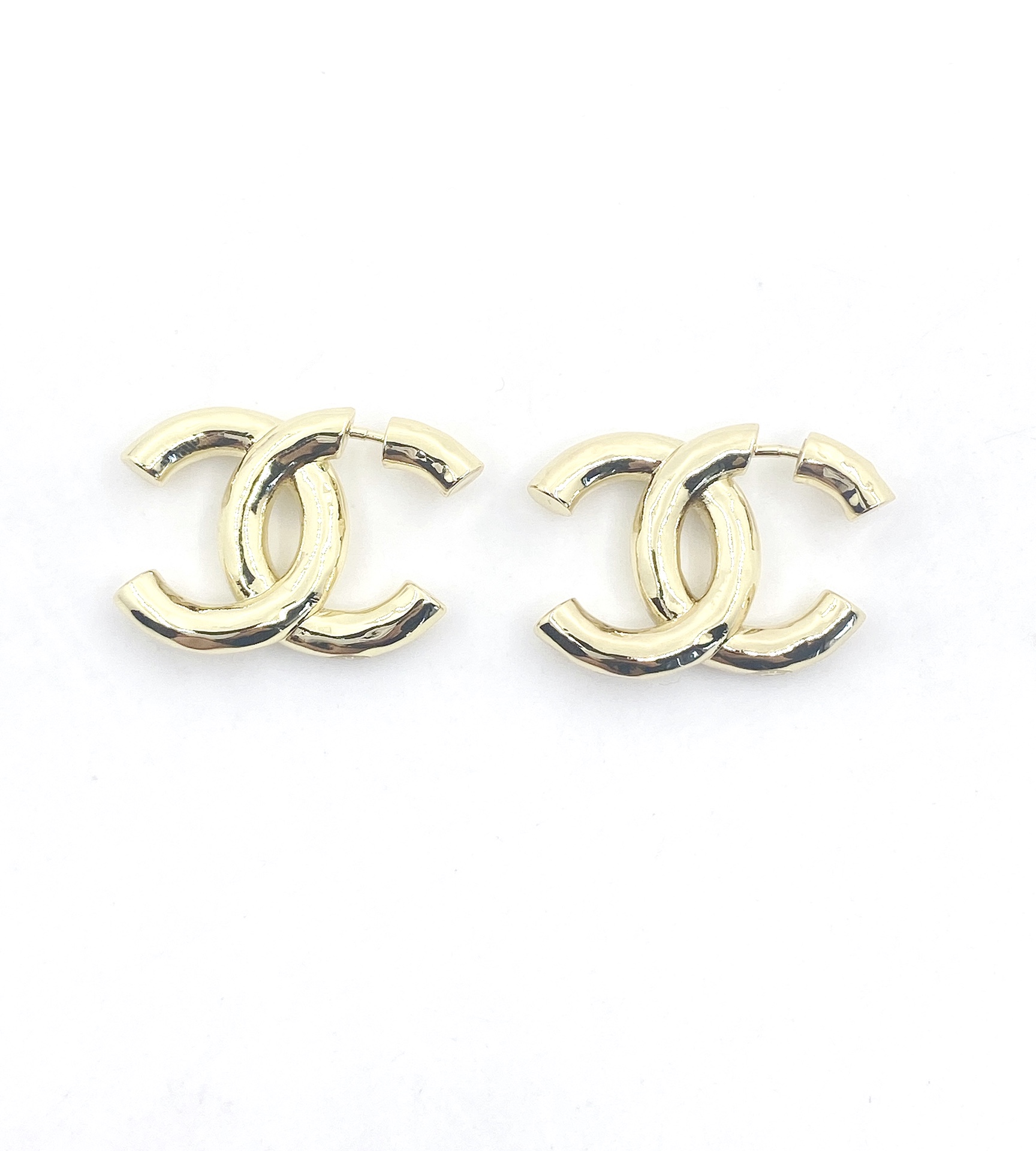 Chanel Gouden CC Oorbellen - Tijdloze Elegantie en Iconische Stijl