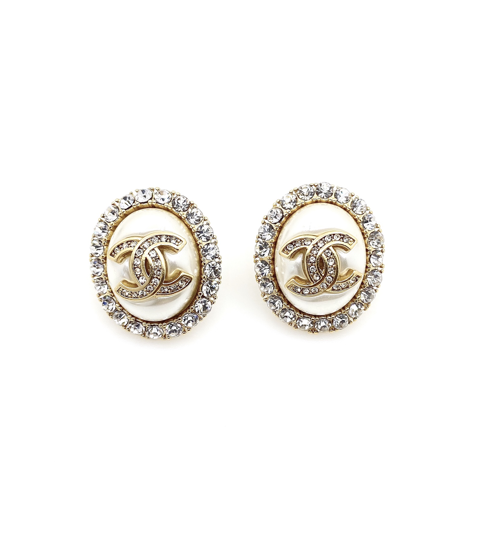 NO:107406,Chanel new pearl round stud earrings, silver needle, uniform brass material, two colors available, jewelry quality, chanel19860909Chanel 新款珍珠圆耳钉 银针 一致黄铜材质 两色可选,饰品精品,chanel,Jewelry