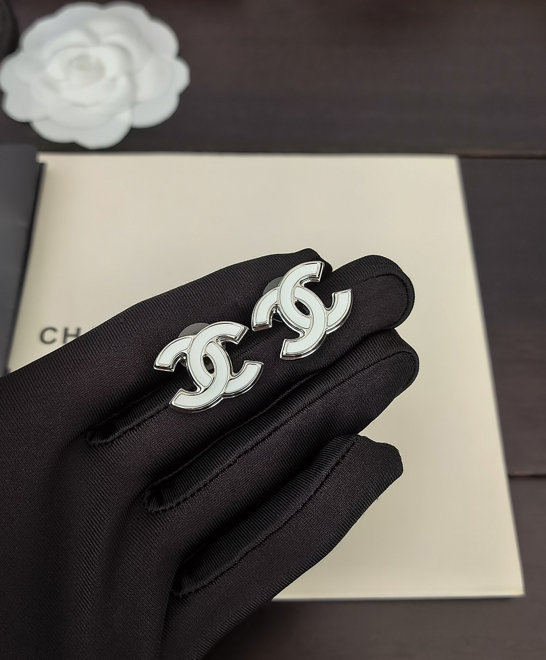  ch*nel  最新款🆕🆕白金白色cc耳钉】一致专柜🆕黄铜材质