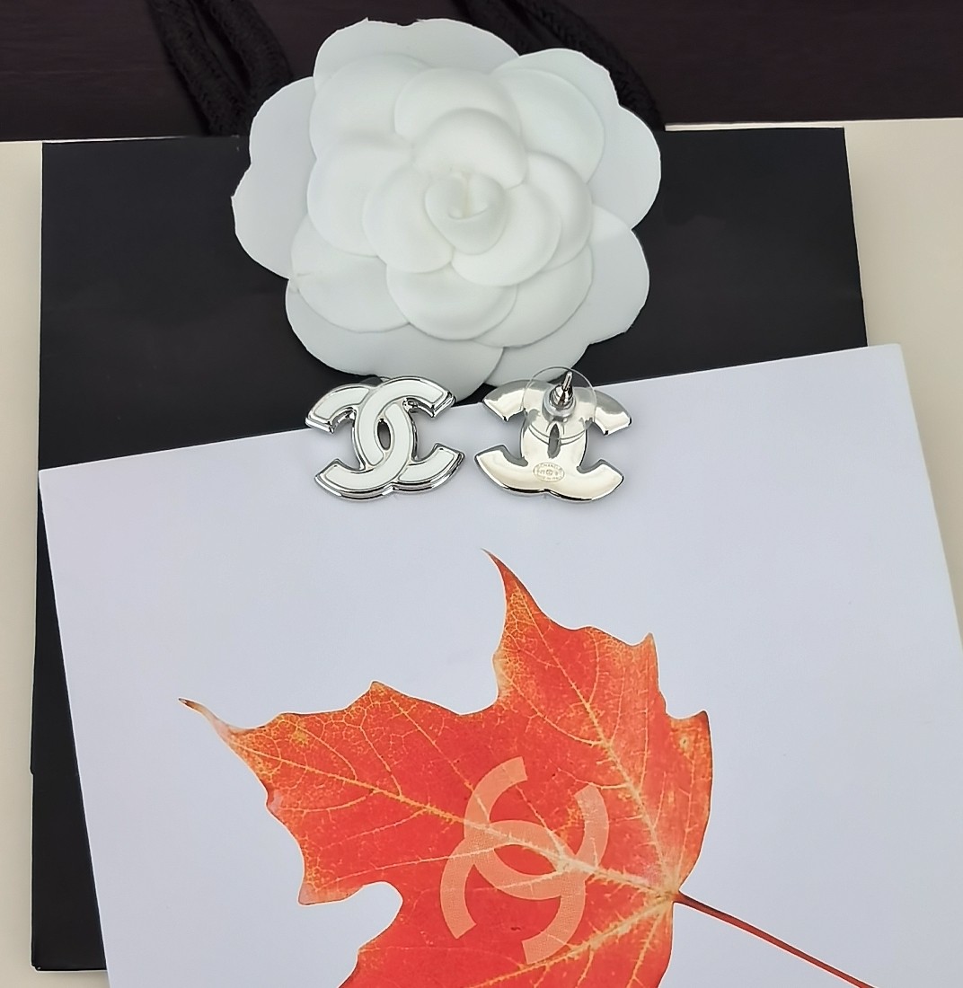  ch*nel  最新款🆕🆕白金白色cc耳钉】一致专柜🆕黄铜材质