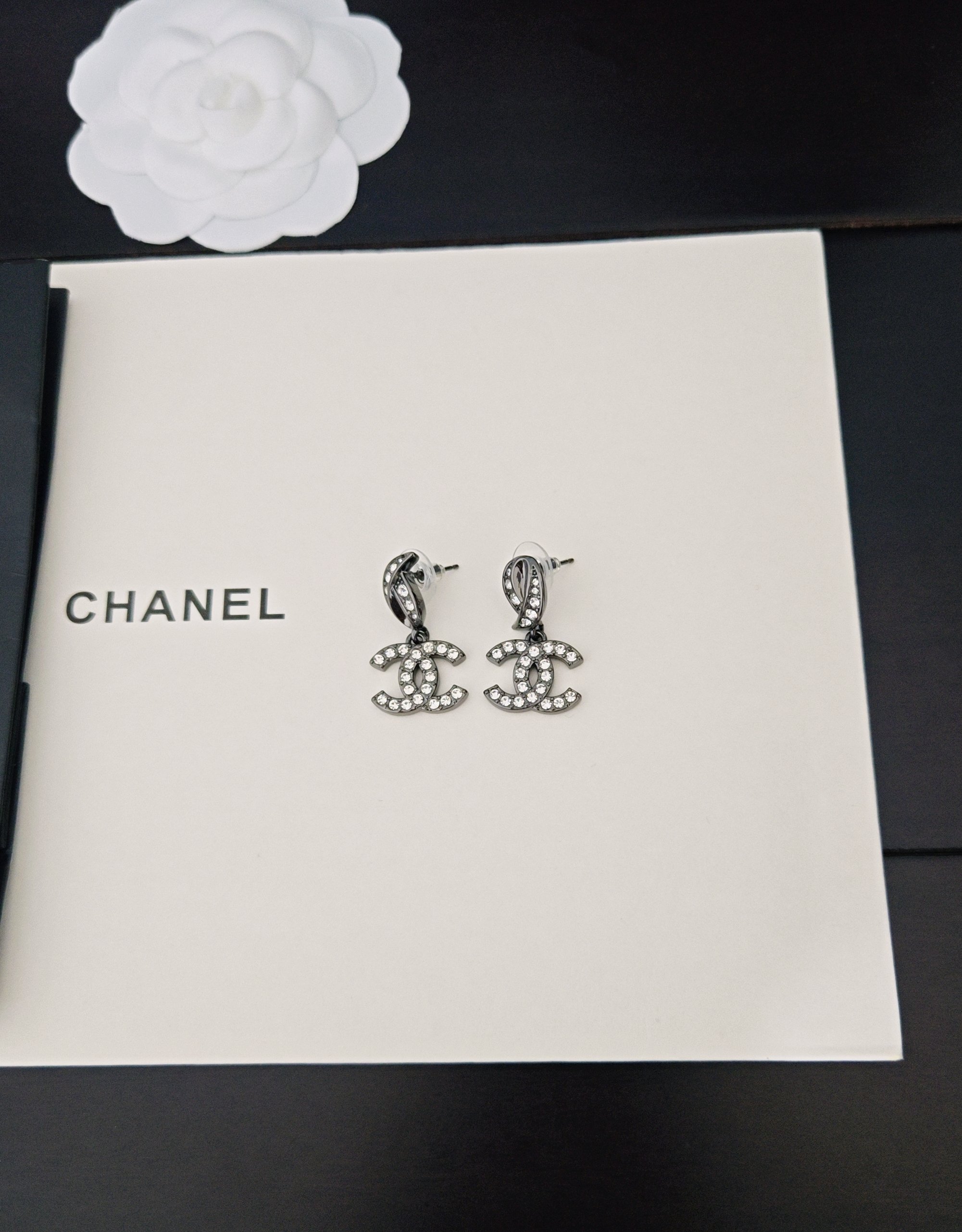 、【ch*nel  最新款🆕🆕枪黑cc耳环】一致专柜🆕黄铜材质   