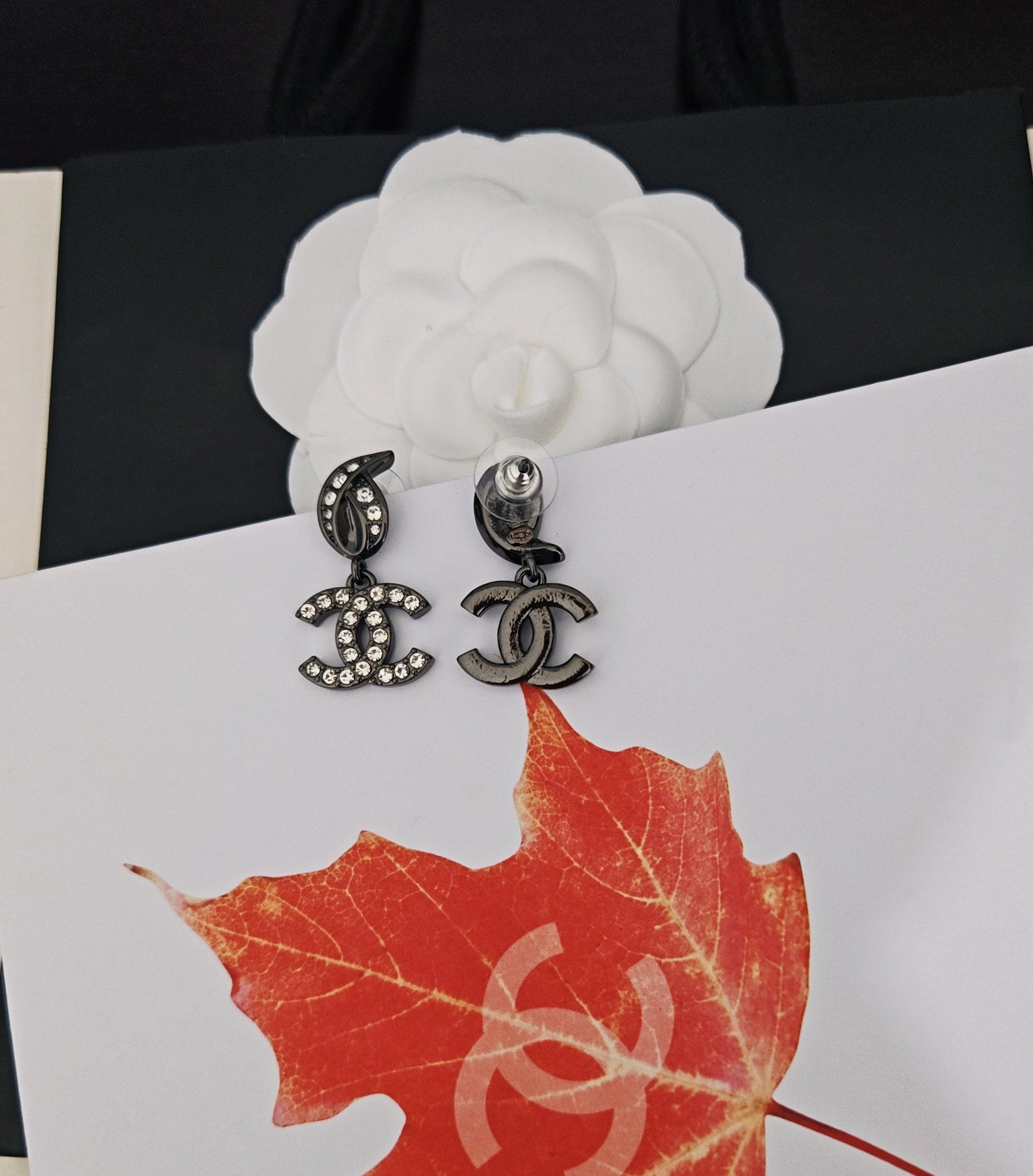 、【ch*nel  最新款🆕🆕枪黑cc耳环】一致专柜🆕黄铜材质   