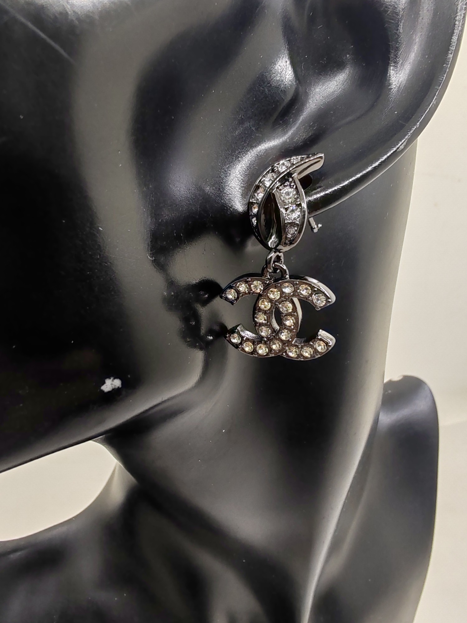 、【ch*nel  最新款🆕🆕枪黑cc耳环】一致专柜🆕黄铜材质   