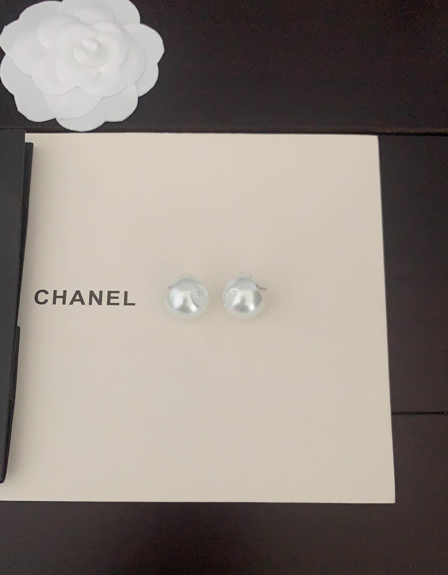 、ch*nel 新款🆕白树脂圆球耳钉 一致专柜🆕黄铜材质  