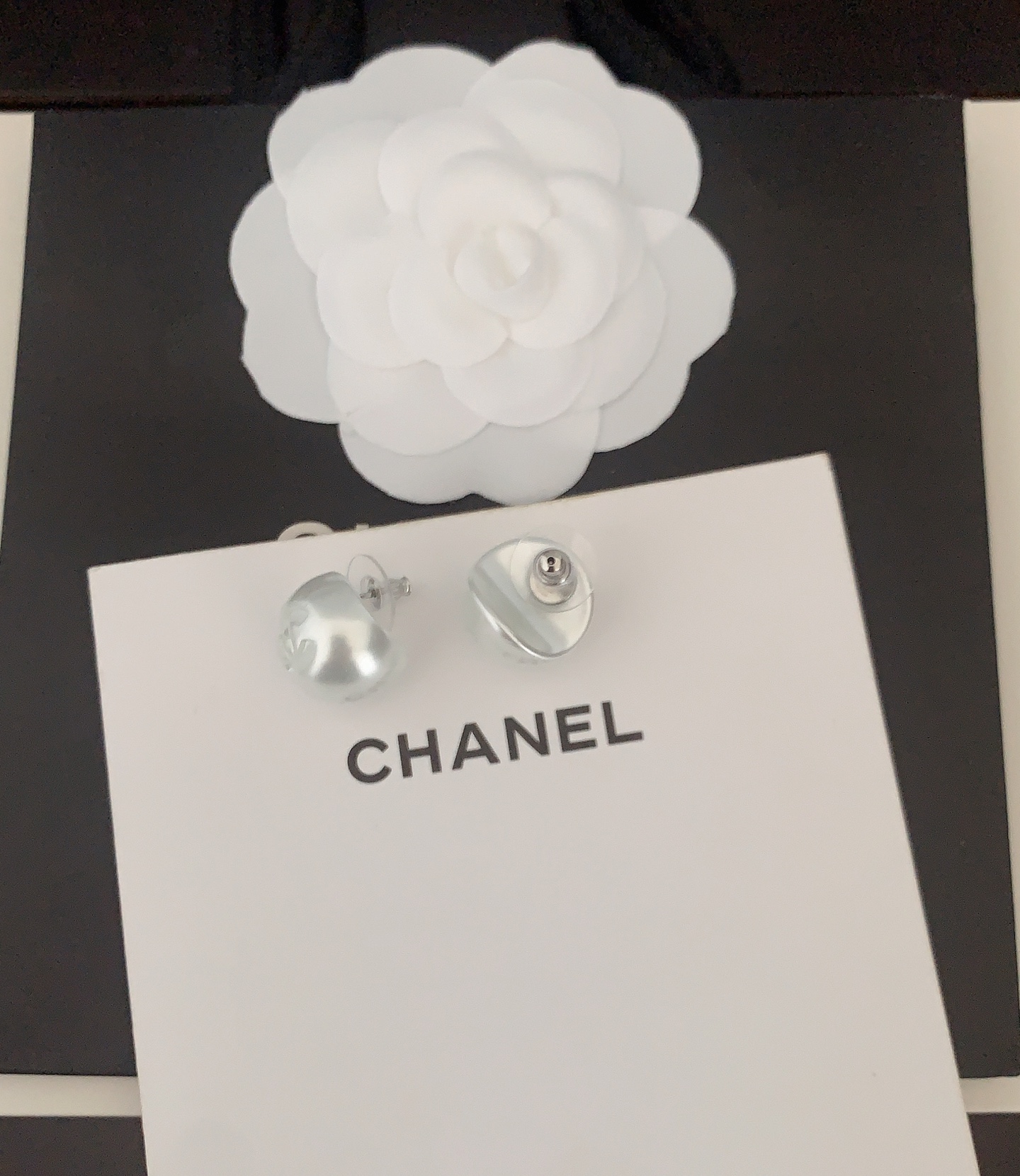、ch*nel 新款🆕白树脂圆球耳钉 一致专柜🆕黄铜材质  