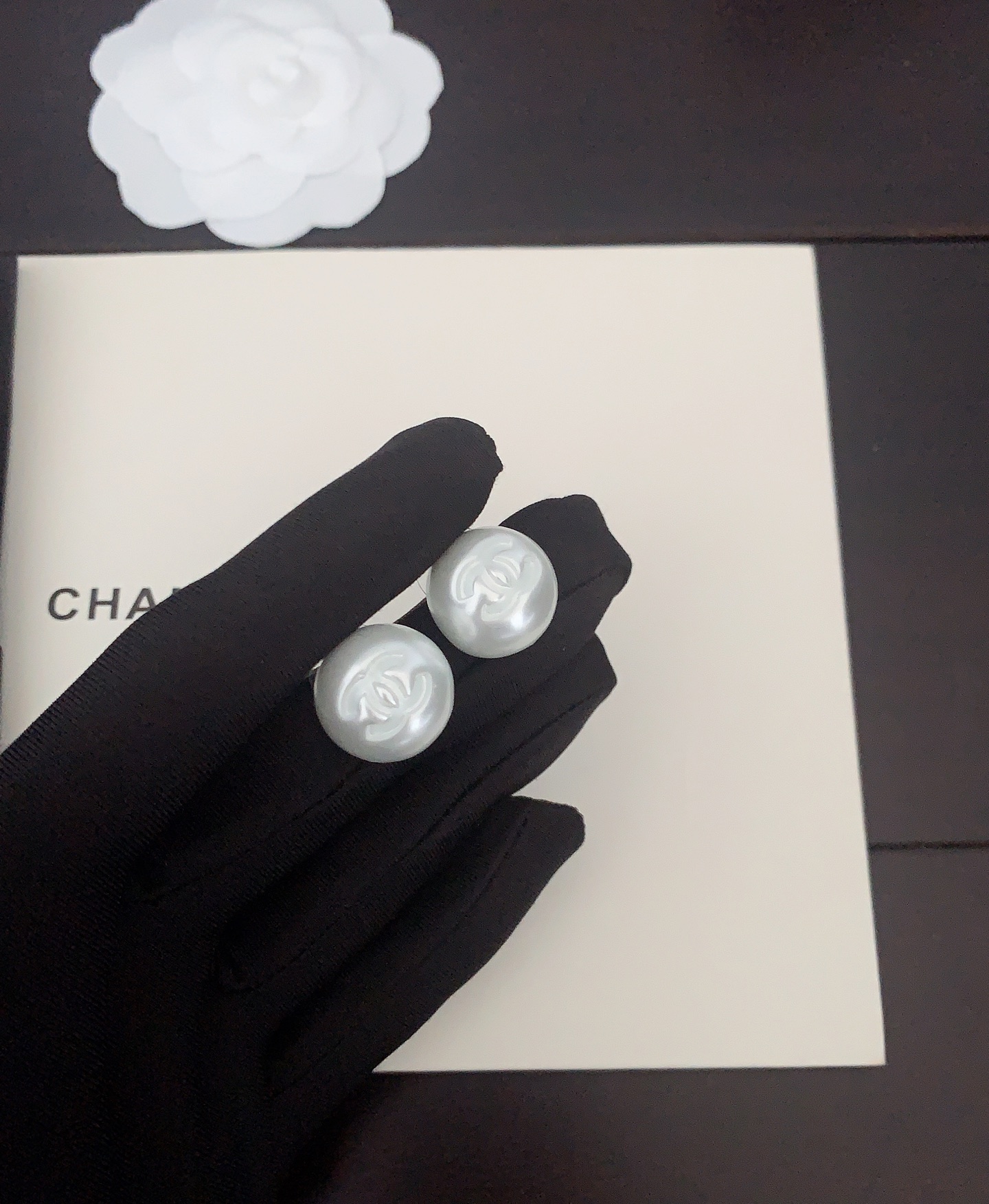 、ch*nel 新款🆕白树脂圆球耳钉 一致专柜🆕黄铜材质  