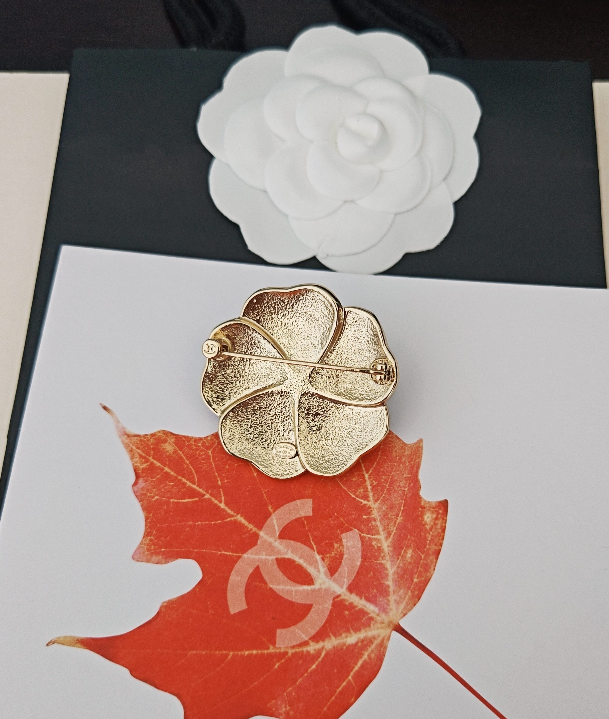 、【ch*nel  最新款🆕🆕黑色双层花朵胸针】一致专柜🆕黄铜材质   