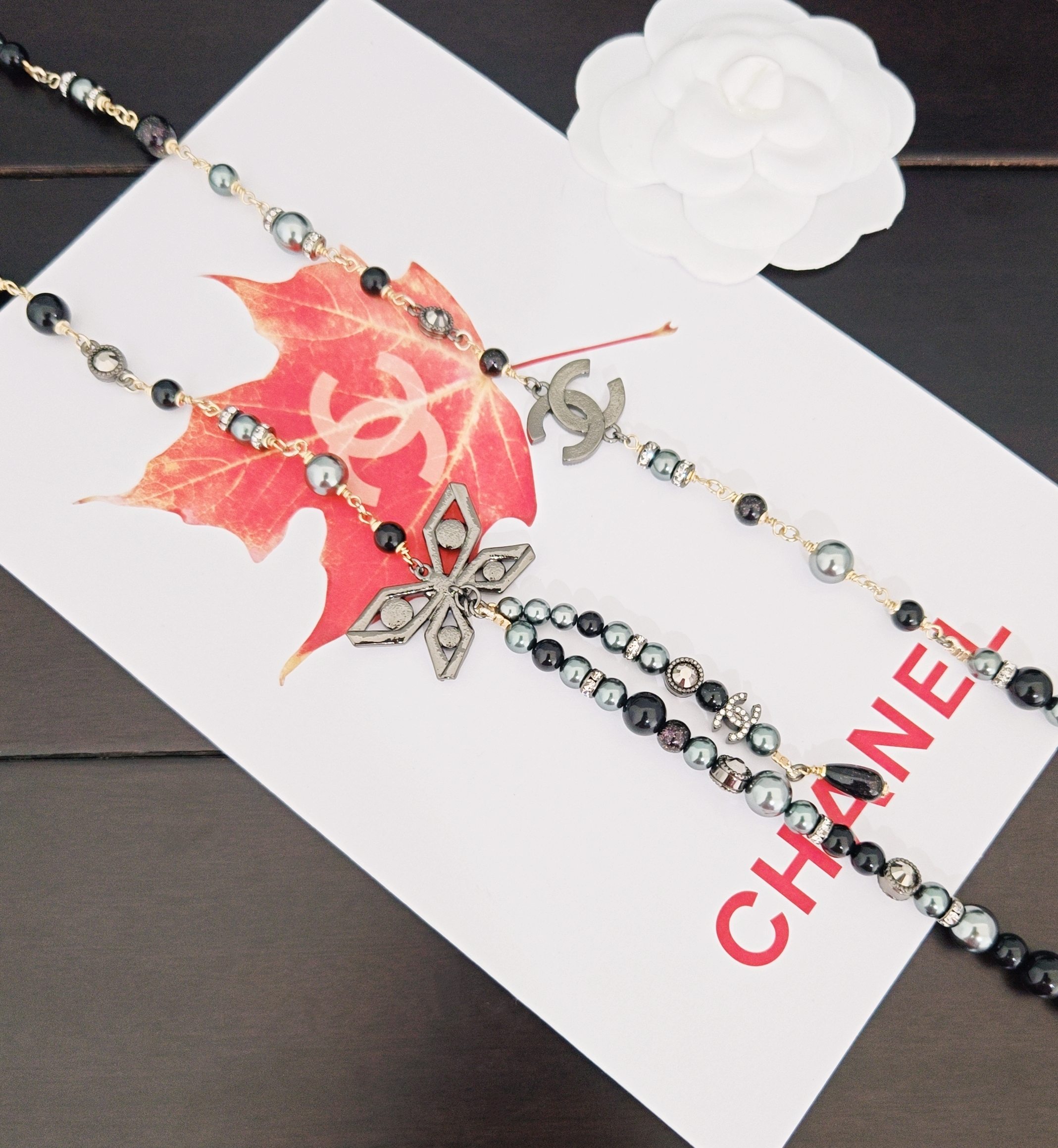 、【ch*nel  最新款🆕枪黑蝴蝶结大小珍珠毛衣链】一致zp🆕黄铜材质   