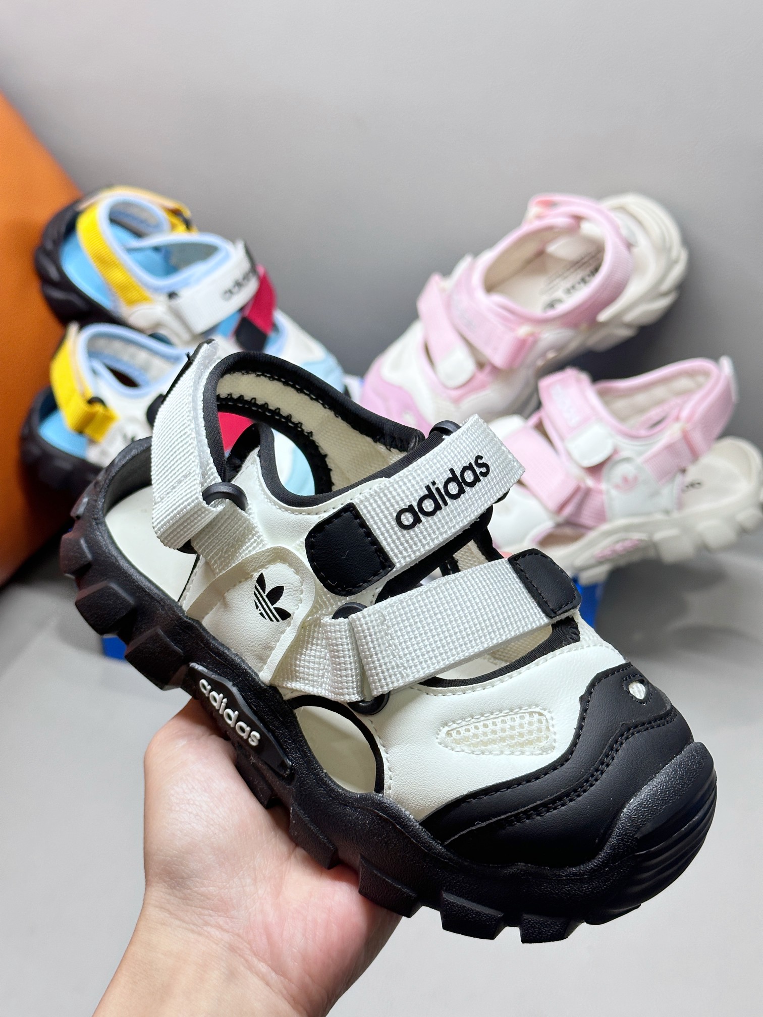 图片[2]-阿迪达斯儿童海螺沙滩凉鞋官网独家首发[庆祝] 透气包头防踢 魔术贴穿脱便捷为一体鞋面设计 防滑耐折耐磨 柔软有韧性，特别设计的鞋头自然上翘15度贴合孩子走路习惯 防止摔跤的高级EVA鞋底🔥 三色：港灰绿，象牙白，雪花粉 尺码：26-37-选品中心