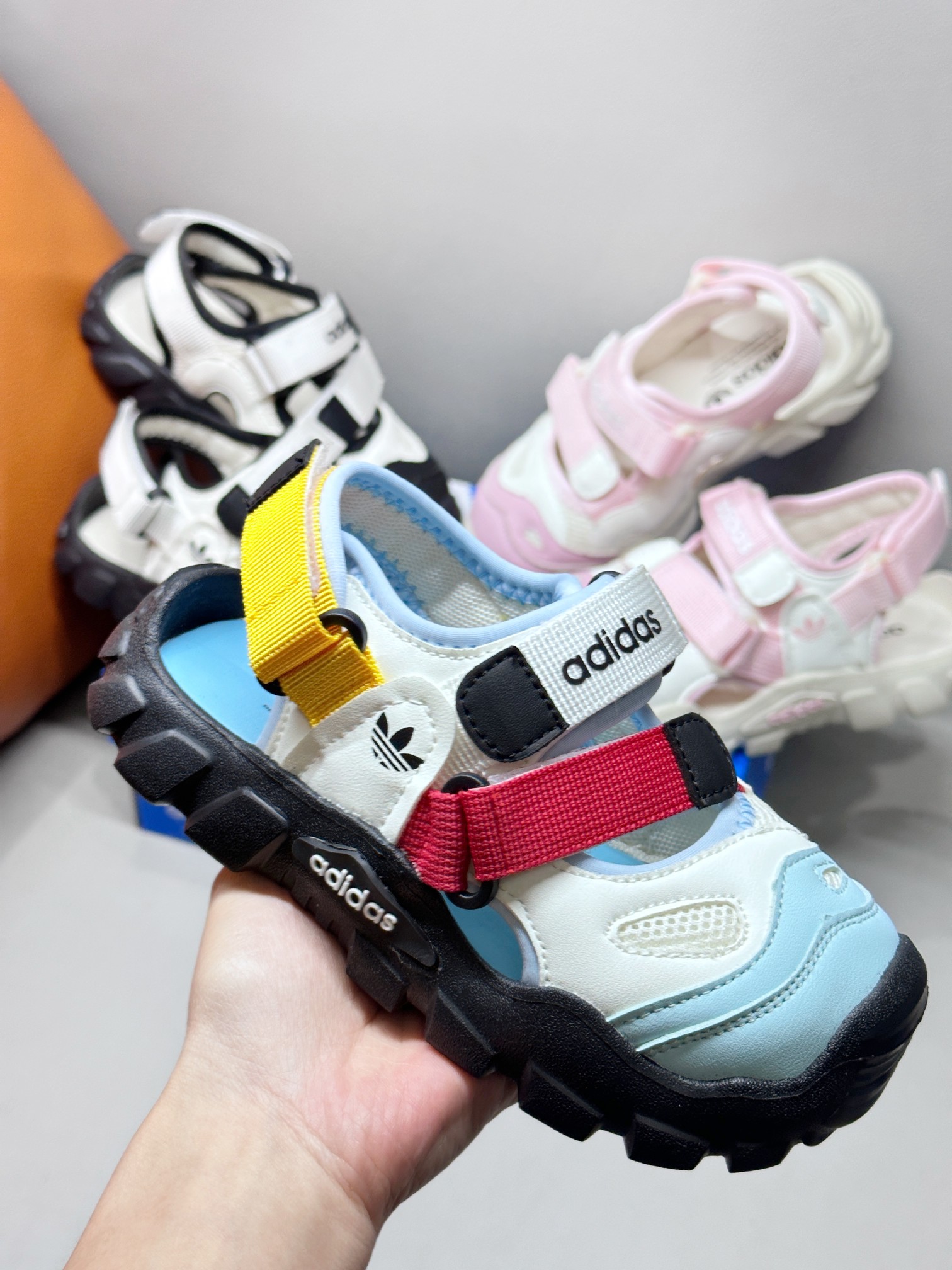 阿迪达斯儿童海螺沙滩凉鞋官网独家首发[庆祝] 透气包头防踢 魔术贴穿脱便捷为一体鞋面设计 防滑耐折耐磨 柔软有韧性，特别设计的鞋头自然上翘15度贴合孩子走路习惯 防止摔跤的高级EVA鞋底🔥 三色：港灰绿，象牙白，雪花粉 尺码：26-37-选品中心