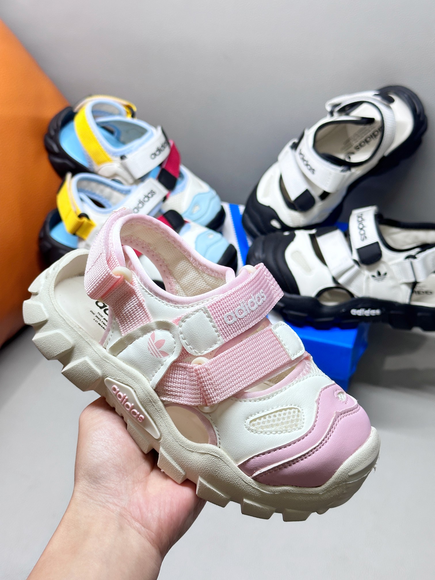 图片[3]-阿迪达斯儿童海螺沙滩凉鞋官网独家首发[庆祝] 透气包头防踢 魔术贴穿脱便捷为一体鞋面设计 防滑耐折耐磨 柔软有韧性，特别设计的鞋头自然上翘15度贴合孩子走路习惯 防止摔跤的高级EVA鞋底🔥 三色：港灰绿，象牙白，雪花粉 尺码：26-37-选品中心