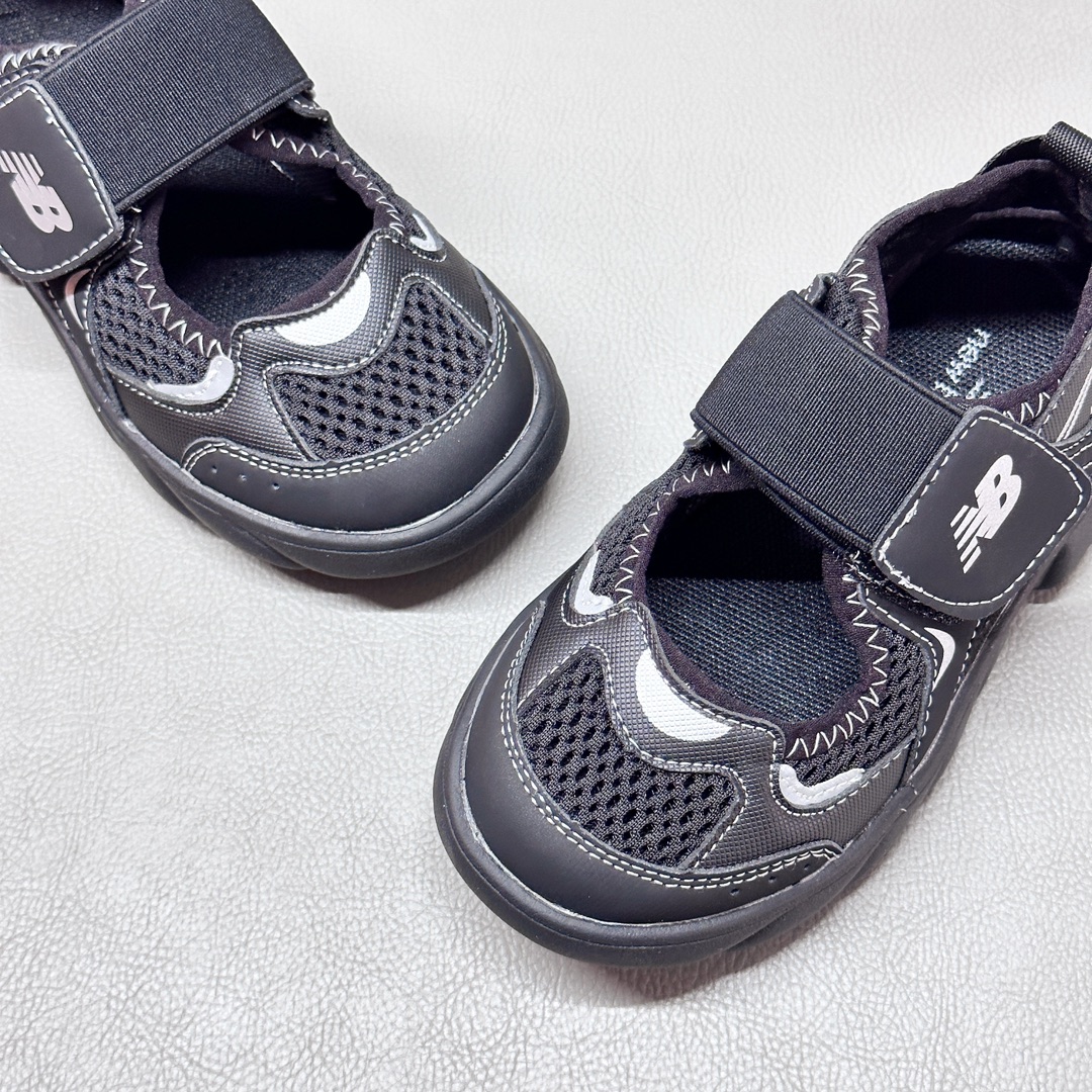 图片[8]-外地版本，调NB920🍬儿童沙滩凉鞋 爆款包头清凉涉水鞋 玩水新搭档 去户外 勇敢闯 3/1人体工学跑跳0鸭梨 轻质橡胶鞋底 魔术贴轻快穿脱 so easy～镂空鞋面 通风带走燥热 轻薄网纹布 透气排汗 三色：黑色 灰色 粉色 尺码：26-37-选品中心