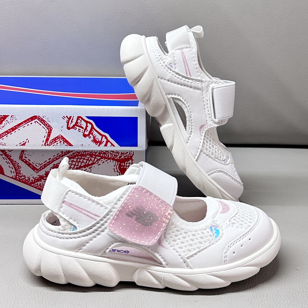 图片[7]-🚦配色合集🔻 🔗 NB920儿童凉鞋🍬儿童沙滩凉鞋 尺码：26-37码 👍 独特的魔术贴设计，让穿脱变得简单快捷，即使是最忙碌的父母也能轻松应对🏃‍♀️🏃‍♂️。小朋友们再也不用担心鞋带松掉，随时都能欢快地在沙滩上奔跑🌊。 👟 软底设计贴心呵护小脚丫，无论是沙子还是鹅卵石，都能轻松承受，让每一步都成为快乐的足迹👣。绝对是海滩派对的焦点🌟！ 🏷️ #夏日沙滩必备 #儿童魔术贴凉鞋-选品中心