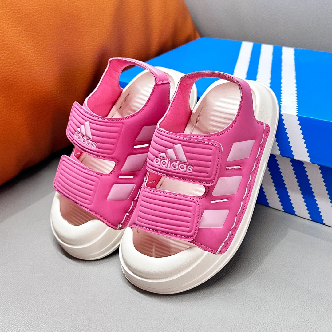 图片[3]-阿迪达斯ALTASWIM2.01升级版双魔术贴包头轻便儿童运动凉鞋 尺码：22-35码 🎯 系上只需轻轻一拍，魔术贴设计超便捷👑，不再有烦恼宝宝自己穿鞋的时刻。包头设计更好保护脚丫☀️。 🎈 轻盈材质像空气一样拥抱孩子的小脚丫🍃，每一步都是快乐和舒适的舞动💃。 🧳 不管户外探索还是家庭游戏日子📸，一双在手，活力全都有🔥！-选品中心